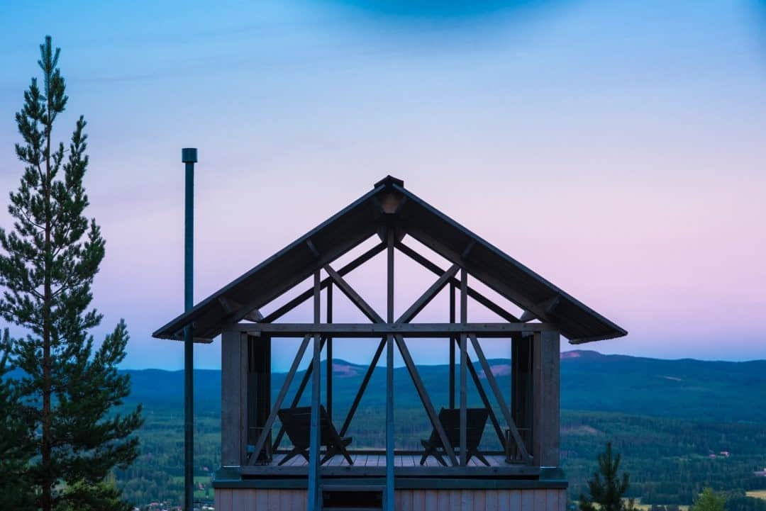 National Geographic Travelさんのインスタグラム写真 - (National Geographic TravelInstagram)「Photo by @MartinEdstrom / First light on top of the hills of Hälsingland in Sweden. With a growing trend of outdoor living, people in the Nordics turn to more basic accommodations that emphasize connection to nature. This cabin has an open-air loft on top and room for sleeping indoors below. Watching the sun rise from this outdoor loft is definitely a very different experience than regular hotel rooms.  Follow @MartinEdstrom for more inspiration from the Nordics. #sweden #firstlight #exploringhome #wanderlust」11月9日 16時40分 - natgeotravel