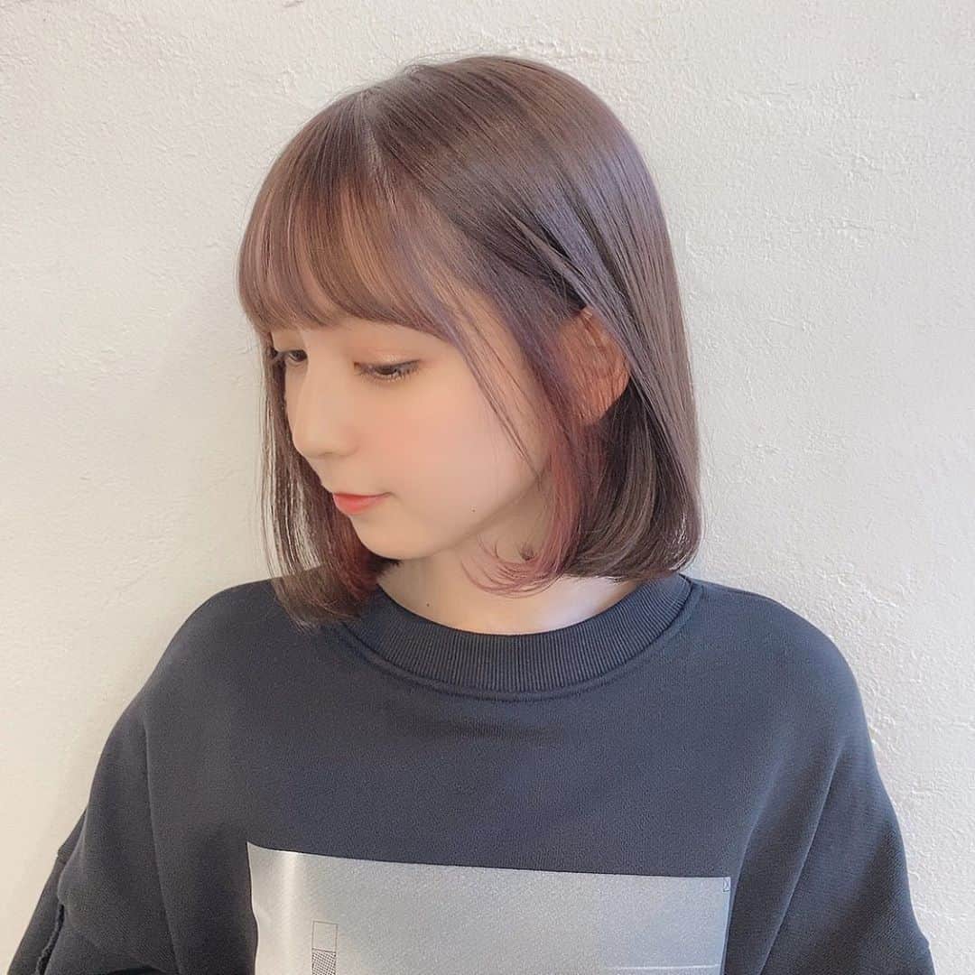 松岡菜摘のインスタグラム：「. . 美容室行ってきたよ☺︎ . インナーカラー🥺🥺かわいい . 耳のところと 前髪に入れてもらったよ😌❤︎ . #美容室 #髪色 #インナーカラー #newhair #haircolor #innercolor」