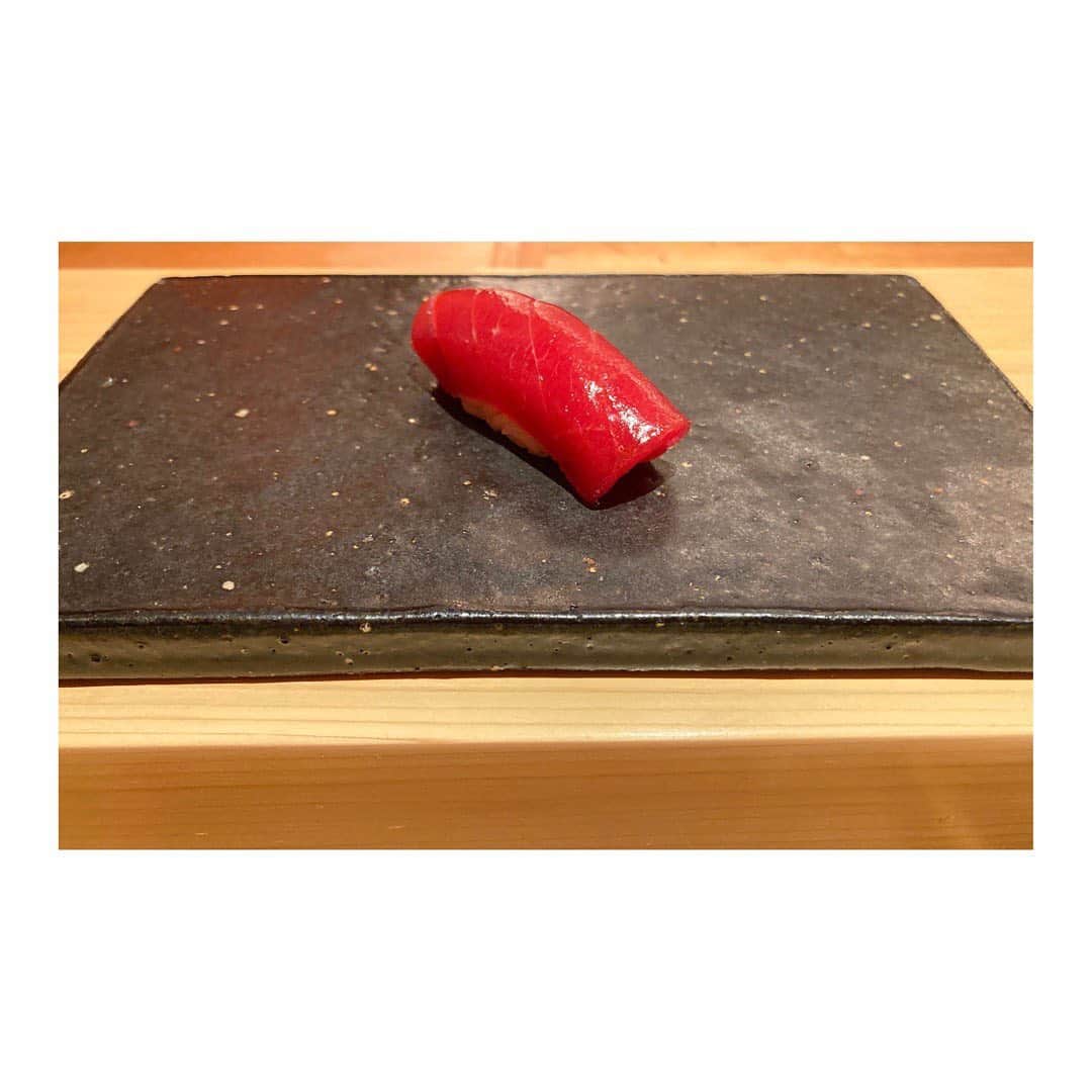 宮本笑里さんのインスタグラム写真 - (宮本笑里Instagram)「電話番号非公開・紹介制のお寿司屋さん😳  全部美味しくて、珍しく完食したのでした。  こんな赤身食べた事ない。。  さて。 楽しみなお仕事も色々。 がんばります！」11月9日 16時48分 - emirimiyamoto