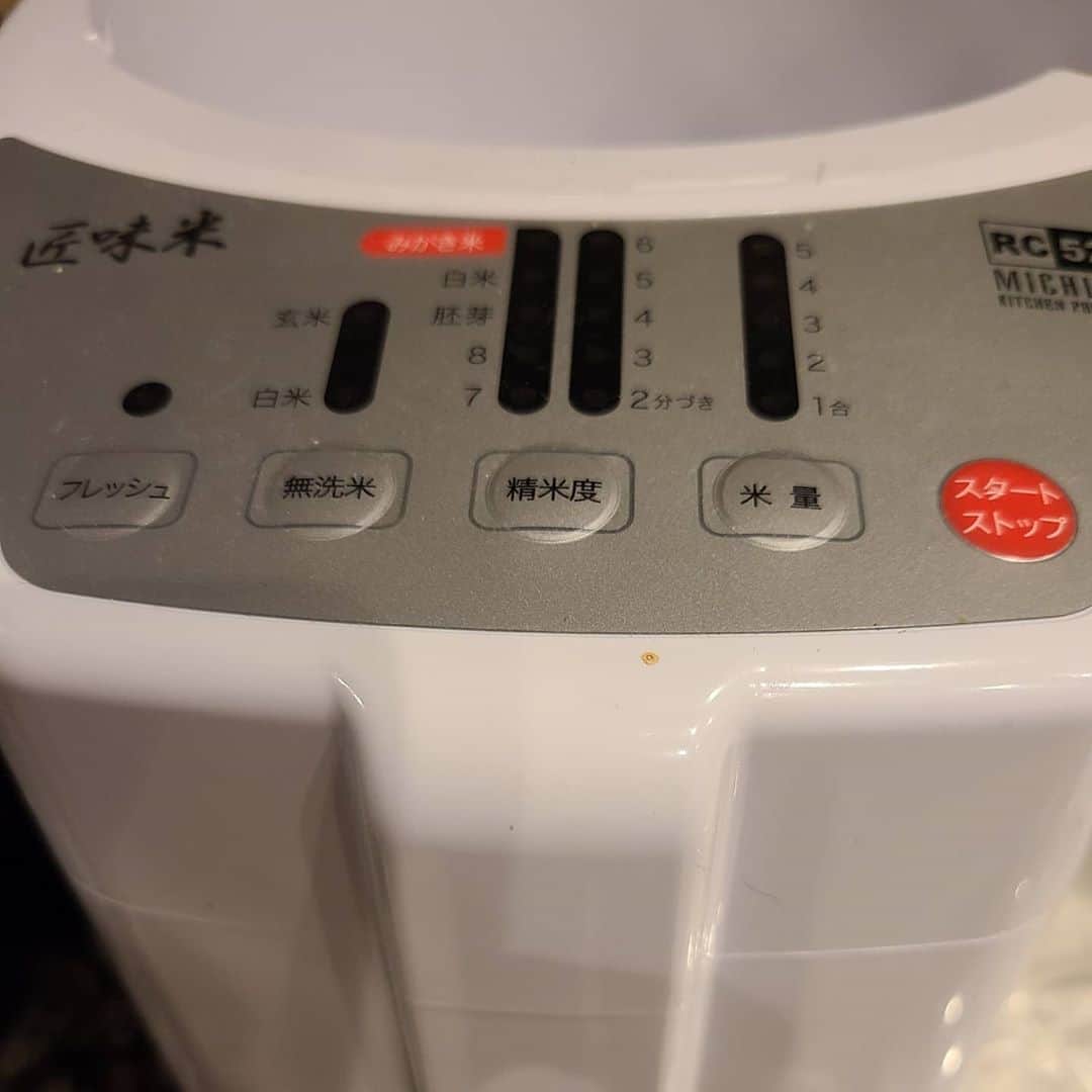 ピーターさんのインスタグラム写真 - (ピーターInstagram)「肩関節周囲炎。  かなり肩の具合が悪いので…  今日も整形外科にて リハビリ。  ヒアルロン酸を肩に注射💉‼️ 怖い(笑)  毎年楽しみにしてる 猪苗代の 「つちや農園」から取り寄せた新米。  『ゆうだい21』  玄米を精米機で精米して、そのまま炊飯。 甘くてもっちりしてて 最高～‼️  おかずはシンプルに  ☆豚バラと長ネギの塩麹炒め  ☆胡瓜の浅漬け  　　　慎之介拝  #ピーター #池畑慎之介 #新米 #つちや農園 #猪苗代 #精米機 #甘くてもっちり #肩痛い」11月9日 16時50分 - oziba1952