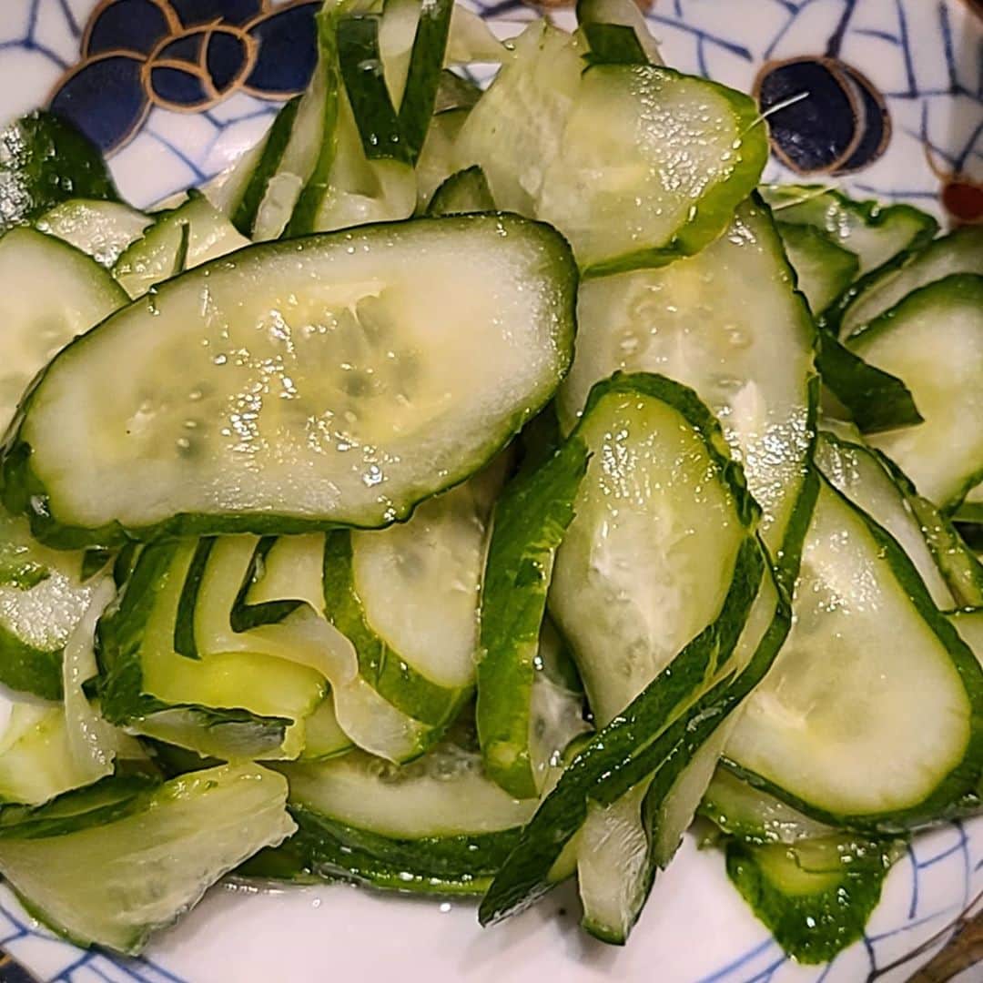 ピーターさんのインスタグラム写真 - (ピーターInstagram)「肩関節周囲炎。  かなり肩の具合が悪いので…  今日も整形外科にて リハビリ。  ヒアルロン酸を肩に注射💉‼️ 怖い(笑)  毎年楽しみにしてる 猪苗代の 「つちや農園」から取り寄せた新米。  『ゆうだい21』  玄米を精米機で精米して、そのまま炊飯。 甘くてもっちりしてて 最高～‼️  おかずはシンプルに  ☆豚バラと長ネギの塩麹炒め  ☆胡瓜の浅漬け  　　　慎之介拝  #ピーター #池畑慎之介 #新米 #つちや農園 #猪苗代 #精米機 #甘くてもっちり #肩痛い」11月9日 16時50分 - oziba1952