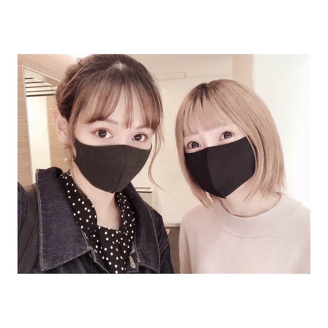 小河結香のインスタグラム：「黒マスクず😷 えりにゃんの真似して黒マスク買ったけど うちら地雷とメンヘラっぽいねとか話してて 最近はマスクはファッションの一部 になりつつあるよね🤔 私に似合うマスクを探し中✋ オススメの色やメーカーあったら教えてね💕 #黒マスク #お洒落マスク探し中 #マスクはファッションの一部」