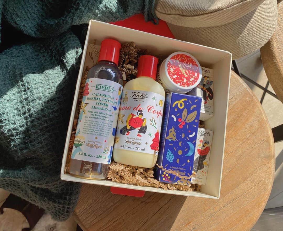 難波礼華のインスタグラム：「@kiehlsjp  ホリデイギフト届いた🎅🏻🎁 クリスマスパッケージ可愛いし いつも使ってるやつだから嬉しい❤️❤️❤️ これからの乾燥の時期はナイトオイル必需品🥺❤️ #キールズ#キールズホリデイ2020#PR」