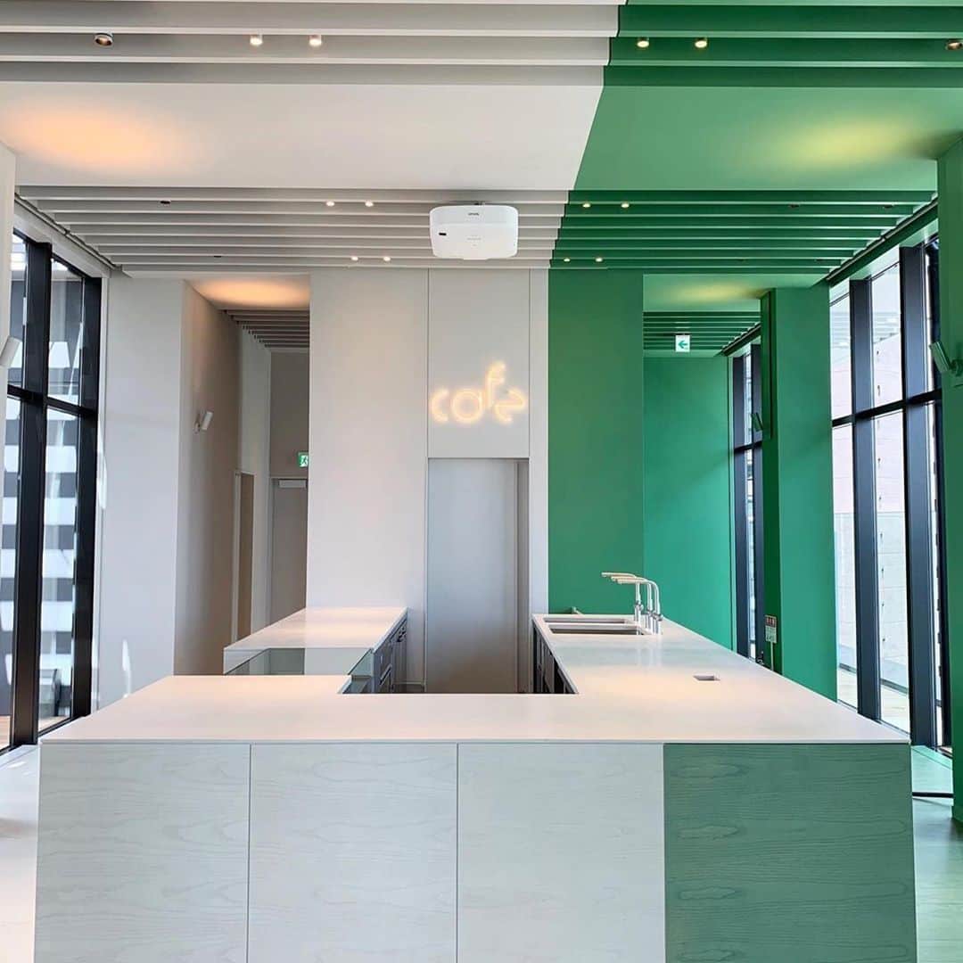 川上俊のインスタグラム：「New project: (rooftop cafe) toggle hotel @togglehotel // architecture & interior design by KDa @klein_dytham_architecture + branding by @shunkawakami & artless Inc.  - open in January 2021. - Klein Dytham Architecture と共にブランドデザイン進行中の新しいホテルブランドが、2021年1月、オープンします。on/off your style というブランドキーワードに各フロアごとに2カラーの切り替わるカラーデザインで展開しています。」