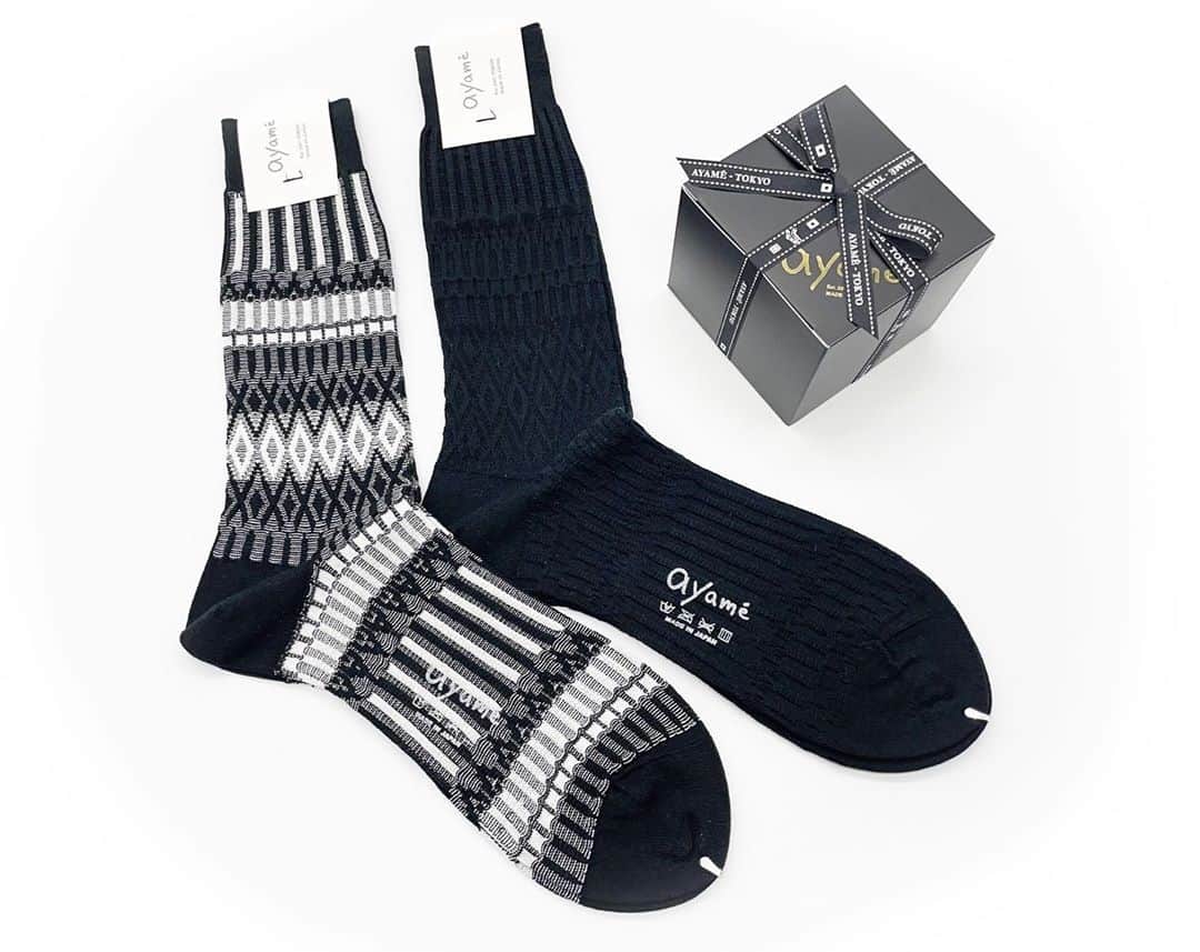 アヤメのインスタグラム：「Two of bestsellers Men’s socks in one box🎁 #giftbox #worldwideshipping📦✈️ メンズのベストセラー2足セットのギフト🎁 #ayamesocks #socksoftheday #sockstagram #socksstyle #fashionsocks #showyourfeet #giftideas #ギフト #メンズギフト #christmasshopping」