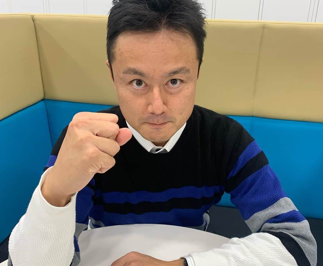 読売テレビアナウンス部さんのインスタグラム写真 - (読売テレビアナウンス部Instagram)「#他己紹介リレー 今回は #野村明大 が、 #本野大輔 アナを紹介します！  本野アナは、ひとことで言うと 「暑苦しい」！！  あ、、、間違えました。。。 良い表現で言い換えると、“熱血漢”です。  まあ実際のところ、 アナウンス部で一番「暑苦しい」 もしくは「熱血漢」は、誰？ と聞いたら、 部内の１００％全員が、 本野アナと言うんじゃないでしょうか。  本野アナが新人の頃、 #高校サッカー の担当で、 年末年始の長期間、東京へ 一緒に出張したことがあります。  ず～っと暑苦しくてげんなりしていたんですが、 出張が終了し、 本野アナといざ離れたら、 とっても寂しく感じている自分に 気づいた記憶があります。。。(^^;  寒い冬場でも、 その場を暖か～くしてくれる本野アナ、 とっても貴重な存在です！ （WITHコロナのご時世なので、 大声出し過ぎて、 飛沫を拡散し過ぎないように 注意してね～！！）  #ytv #読売テレビ #アナウンサー #関西 #熱血 #スポーツ #中継 #高校サッカー」11月9日 16時59分 - ytvana_official