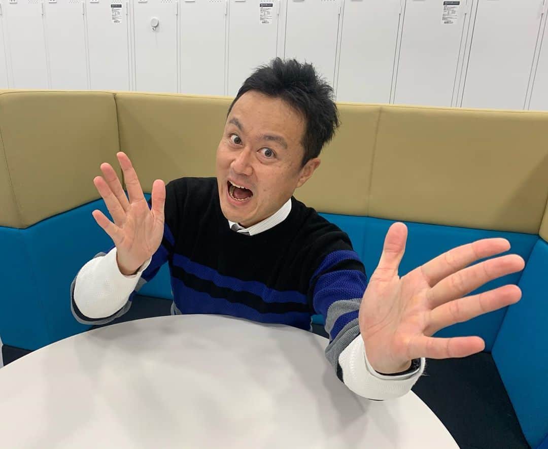読売テレビアナウンス部のインスタグラム：「#他己紹介リレー 今回は #野村明大 が、 #本野大輔 アナを紹介します！  本野アナは、ひとことで言うと 「暑苦しい」！！  あ、、、間違えました。。。 良い表現で言い換えると、“熱血漢”です。  まあ実際のところ、 アナウンス部で一番「暑苦しい」 もしくは「熱血漢」は、誰？ と聞いたら、 部内の１００％全員が、 本野アナと言うんじゃないでしょうか。  本野アナが新人の頃、 #高校サッカー の担当で、 年末年始の長期間、東京へ 一緒に出張したことがあります。  ず～っと暑苦しくてげんなりしていたんですが、 出張が終了し、 本野アナといざ離れたら、 とっても寂しく感じている自分に 気づいた記憶があります。。。(^^;  寒い冬場でも、 その場を暖か～くしてくれる本野アナ、 とっても貴重な存在です！ （WITHコロナのご時世なので、 大声出し過ぎて、 飛沫を拡散し過ぎないように 注意してね～！！）  #ytv #読売テレビ #アナウンサー #関西 #熱血 #スポーツ #中継 #高校サッカー」