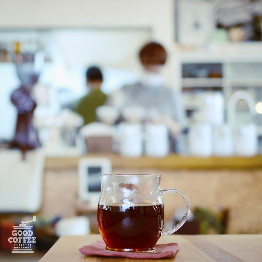 goodcoffeemeさんのインスタグラム写真 - (goodcoffeemeInstagram)「. ☕️ Good Coffee Crew Recommend Shop Info ☕️  【HIKI CAFE (@hikicafe) ／ 埼玉・熊谷】 GC Crew：@sicki_u1 「住宅街の中にあるご夫婦で営まれている一軒家cafe。店内は自らリノベーションして作った暖かい雰囲気。カフェ内に設置された焙煎機で焼いた自家焙煎のコーヒーを、過去にジャパンブリュワーズカップで入賞経験もある奥さまが丁寧に淹れてくださる、ハンドドリップで楽しむことができます。 旦那さんが担当しているフードメニューはスパイシーカレーやパスタをはじめ、スイーツなども充実。季節毎に変わるフルーツのティラミスが人気です。撮影時のスイーツは「ラム香る大人の巨峰ティラミス」でした。お2人ともに物腰柔らかで温かく、お話のしやすい居心地のよいcafeです」  — 📍埼玉県熊谷市柿沼780-89 🕘9:00〜19:00 (Lo.18:30) 定休日：火曜日、第1・3水曜日 —」11月9日 17時01分 - goodcoffeeme