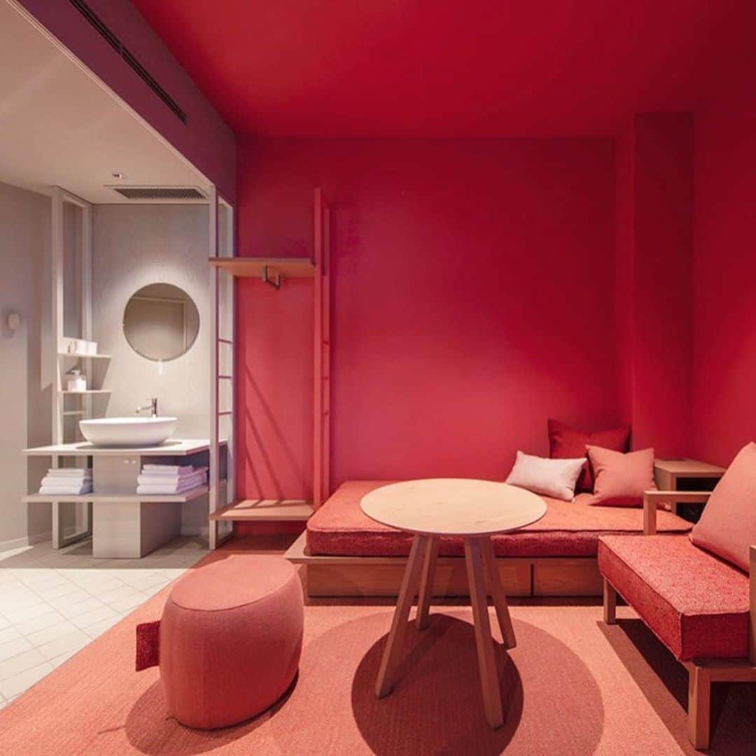 川上俊のインスタグラム：「New project: (Room) toggle hotel suidobashi @togglehotel // architecture & interior design by KDa @klein_dytham_architecture + branding by @shunkawakami & artless Inc.  - open in January 2021. - Klein Dytham Architecture と共にブランドデザイン進行中の新しいホテルブランドが、2021年1月、オープンします。on/off your style というブランドキーワードに各フロアごとに2カラーの切り替わるカラーデザインで展開しています。」