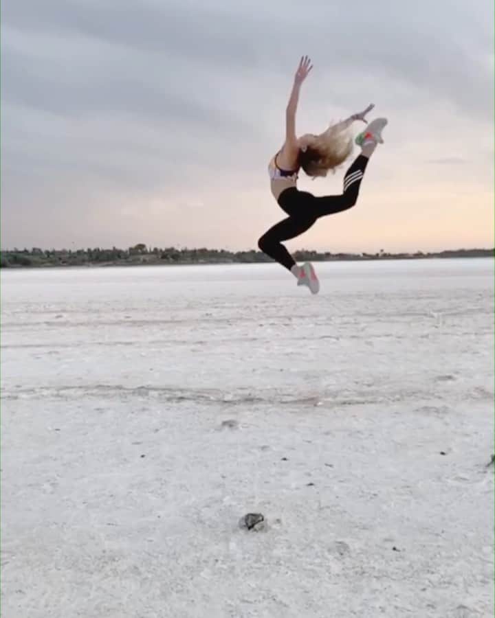 マリナ・デュランダのインスタグラム：「My inspiration💫🤸🏼‍♀️  #inspiration #video #stretching #stretch #gymnastics #rythmicgymnastics」