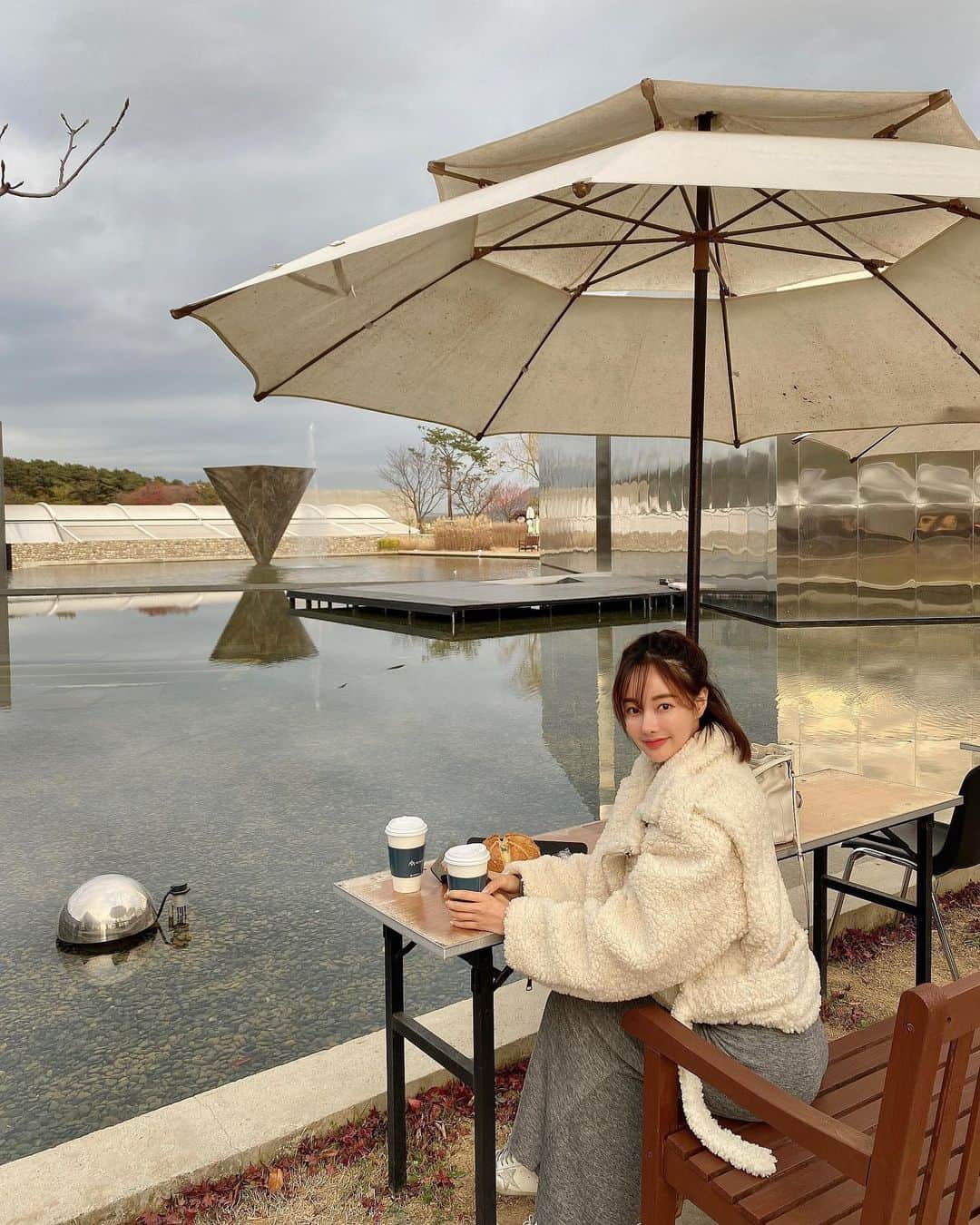 Hyemiさんのインスタグラム写真 - (HyemiInstagram)「아산까지 온김에 카페 잠깐 들렸어요😅  엄청 넓고 좋은데요...?  아침 일찍 나오느라 대충 나와서 아쉽🙄🙄  #아산 #모나무르 #아산카페」11月9日 17時10分 - hinzajoa