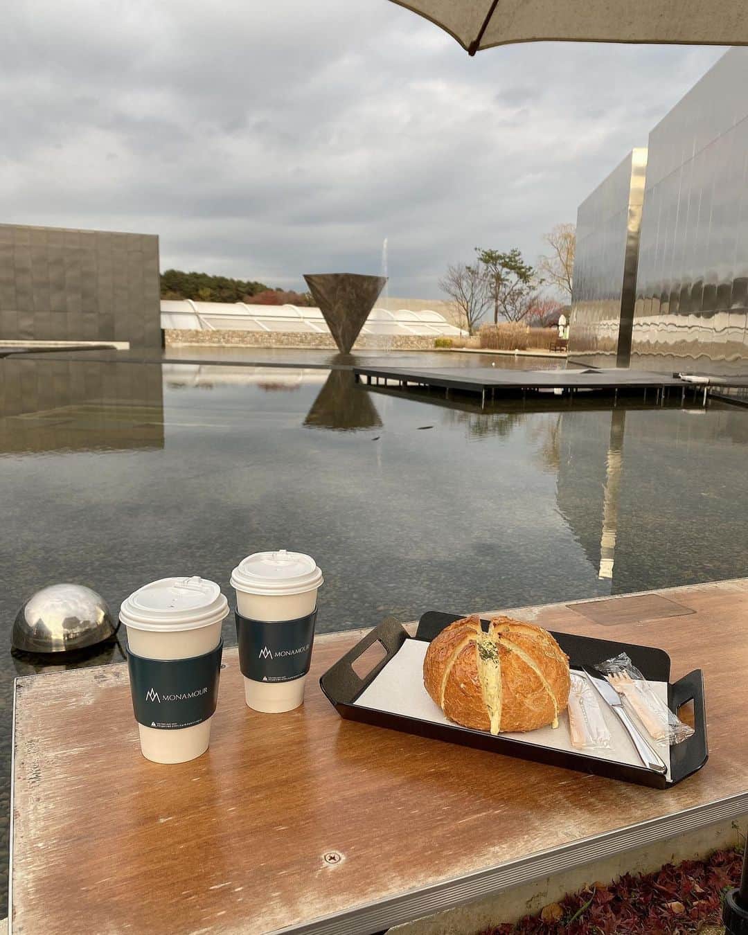 Hyemiさんのインスタグラム写真 - (HyemiInstagram)「아산까지 온김에 카페 잠깐 들렸어요😅  엄청 넓고 좋은데요...?  아침 일찍 나오느라 대충 나와서 아쉽🙄🙄  #아산 #모나무르 #아산카페」11月9日 17時10分 - hinzajoa