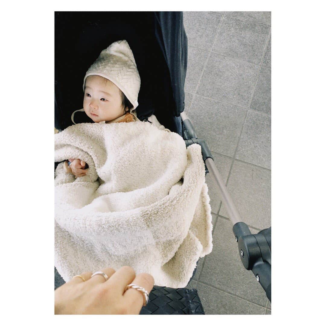 野尻美穂のインスタグラム：「ひなた氏カシウェアデビュー🧶 お友達にもらったのだけど刺繍入っててかわいい☺️（肝心なそこ写ってない😂 そしててっぺんの毛が薄いのでボンネットが大活躍です😇👶🏻 #ひなたん通信 #エレベーター見つけるのに一苦労😇」