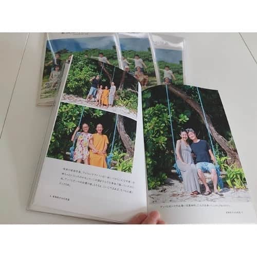 のインスタグラム：「本日ご紹介するのは、 浅野千通子（あさのちづこ） (@chizuppp)さまの作品📚 ご家族で訪れた旅行の 模様をおさめた一冊です💐 . 『昨年夏に初めて両親、 姉家族、私たち家族と妹の家族10人 全員があつまって、 石垣島旅行に行きました。 . 旅先でとてもよいお写真を 撮っていただいたので、 アルバムにしようと 思っていましたが 後回し後回しになり、 気づけば1年が経っていました。 . この春、一緒に旅を楽しんだ姉が亡くなり、 家族みな深い哀しみの中にいました。 そんな時、姉と過ごした 石垣島旅行の事を思い出し、 姉との思い出を振り返りながら、 写真を選び、言葉を綴りました。 . アルバムはまるで一冊の本のようで、 ページを開くたび、 いつでもあの日に 戻って姉をそばに 感じることができます。 家族もみな喜んでくれて、 本当に作ってよかったと思います。』 と、浅野千通子（あさのちづこ） (@chizuppp)さま🌱 . とても深い想いが詰まった 作品をつくっていただき ありがとうございます。 お写真もどれも 仲の良さが溢れ出ている ものばかりで誰が見ても ほっこりする 一冊になっています🥰 . このフォトブックが ご家族にとって 特別な一冊に なれたことが とてもうれしいです😌 . 今回の作品では、 LIFEの24ページが 使用されています📗 日常を気軽に切り取ることも 大切に収めておきたい一冊にも どんなシーンにもぴったりな Photobackで長年人気な アイテムの一つです😊 . 浅野千通子（あさのちづこ） (@chizuppp)さま、 今回は素敵な作品を ありがとうございました🌿 . #photoback #フォトバック #フォトアルバム #フォトブック #フォトブックづくり #アルバム #photo #写真 #photoback作品紹介2020 #LIFE #作品集 #家族 #ファミリー #離島 #石垣島 #沖縄 #家族旅行 #旅行 #夏の思い出」