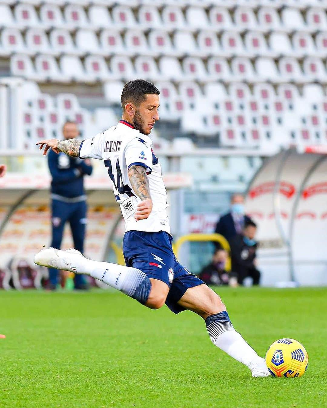 ルカ・マッローネのインスタグラム：「💨 🦵⚽️ ⁣ ⁣ #TorinoCrotone #Crotone #Marrone39」