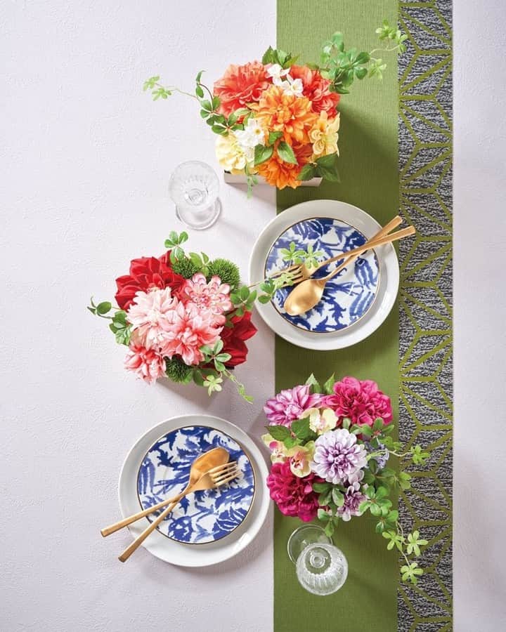 東京堂アーティフィシャルフラワーMAGIQのインスタグラム：「・ 【アーティフィシャルで季節を迎える】 ～Ｗinter Color Flower🎍NewYear (ウィンターカラーフラワー🎍新春）～ ・ 【オレンジ】 FM3348-4　アンナダリアピック FM414-9　プライムダリアピック FM6955-9　ポルテダリアピック FM3389-1　小春水仙 FG9893-23　シュガーバイン FG1954　ミニリーフピック GF111-13　ニューユナボックス 【レッド】 FM3348-103　アンナダリアピック FM7640-3　ロマンザダリアピック FM6955-2.103　ポルテダリアピック FM2623　グリーントリュフピック FG9893-23　シュガーバイン GF111-13　ニューユナボックス 【パープル】 FM3348-11.117　アンナダリアピック FM414-16　プライムダリアピック FM6955-117　ポルテダリアピック FM757-23　プティファレノピック FG9893-23　シュガーバイン GF111-13　ニューユナボックス	 ・ ・ 【ジョイフル クリスマス🎄キャンペーン】開催中！ 期間:2020年11月2日(月)〜11月30日(月) 入賞→ ６名 発表→ 12月3日(木) 、4日（金） ・ ●テーマ 【クリスマス🎅】の写真を投稿してください。 ・ 応募は簡単！ 以下参加方法にて、どなたでも参加OKです。 ◎参加方法 ① @magiq.jp をフォロー ② #magiqクリスマス2020 をタグ付けて投稿して下さい！ ・ 皆さまのご参加をお待ちしております！！ ・ ・ #MAGIQ #MAGIQのある暮らし #TOKYODO #東京堂 #アーティフィシャルフラワー #アーティフィシャル #アートフラワー #造花  #フェイクフラワー  #フェイクグリーン #花 #花のある暮らし #花のある生活 #花好きな人と繋がりたい #花を飾る #インテリア #インテリアフラワー  #フラワーデザイン #フラワーアレンジメント #フラワーアレンジ #アレンジメント #artificial #artificialflower #flowerofinstagram #flowersoninstagram #花藝 #꽃스타그램 #조화 #お正月アレンジ」