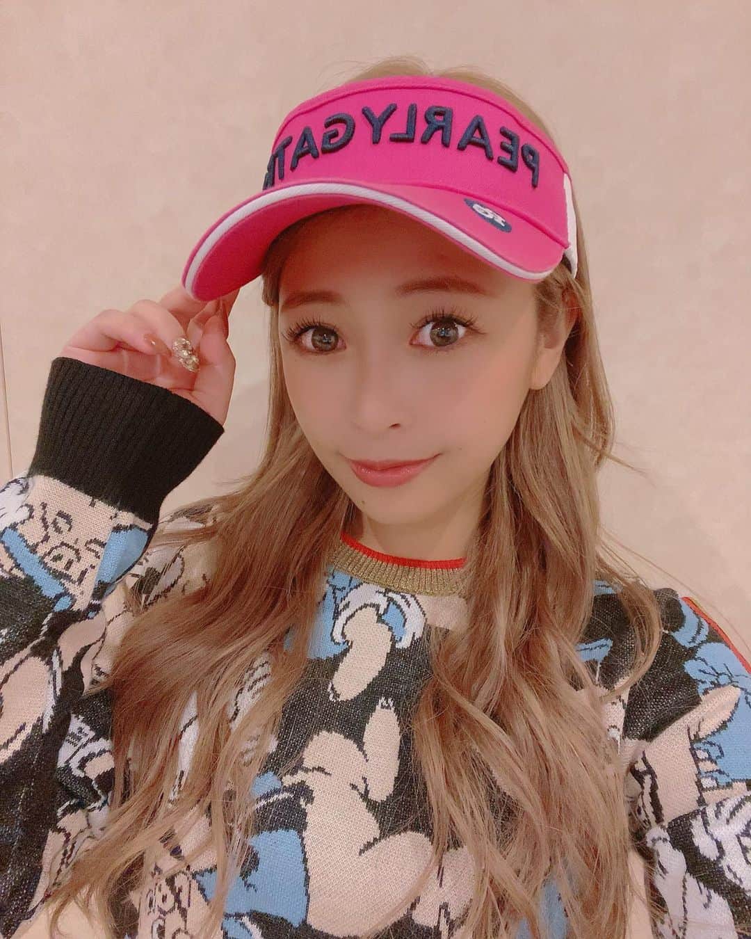 IORIのインスタグラム：「・ ３匹の子ぶた服　めちゃ可愛いの〜🐷♡ ・ ・ ・ ・ ・ ・ #ゴルフ#ゴルフ女子#女子#ゴルフ好きな人と繋がりたい#ゴルフスタグラム #マークアンドロナ #パーリーゲイツ女子  #ドライバーにシール #名古屋#錦#錦3#シェリエ#GOLD#サロンドゴールド#salondegold#newドレス#キャバクラ#キャバ嬢#シャンパン#撮影#followforfollowback #likeforlike#キャバ嬢の日常」