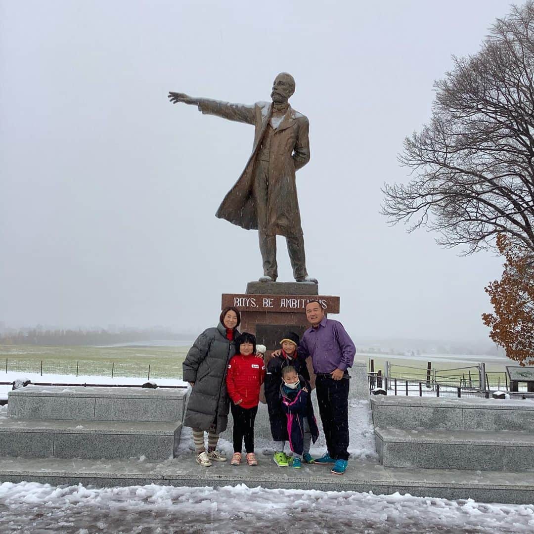 須藤弥勒さんのインスタグラム写真 - (須藤弥勒Instagram)「今日は札幌観光。昨夜から雪が降ってきて、今日は今年1番の積雪の量らしい。  わたしの今回の観光戦略もあったが、遠いところから、旅行をしてきて本当によかったと感じた今日であった。  とりあえず、名所だけは回ってこようと思い、なんとか雪の中札幌といえばの｀時計台｀｀赤れんが庁舍｀そして札幌ドームと同じ番地のため、とても苦労をした｀クラークの銅像｀を見てから、ゆっくりと｀白い恋人パーク｀に遊びに行った。  子供たちには、全てのアトラクションを体験させようと思い、なんとか全部やったが、楽しそうだった。  今夜が最後の札幌での夜。  1人ですすきのに遊びに行きたい気分だが、コロナも流行っているし、雪もすごくなってきているので、自重して近場で美味しいものを散策しよう！  Went to all the hot tourist spots in Hokkaido. Pretty happy we were able to see, the norms of the place. Starting to snow in heaps and bundles today. Will have the last taste of Hokkaido`s great seafood tonight!  #クラーク銅像 #時計台 #赤れんが庁舎 #白い恋人パーク #clarkstatue #tokeidaiclocktower #shiroikoibitopark」11月9日 17時31分 - miroku_suto