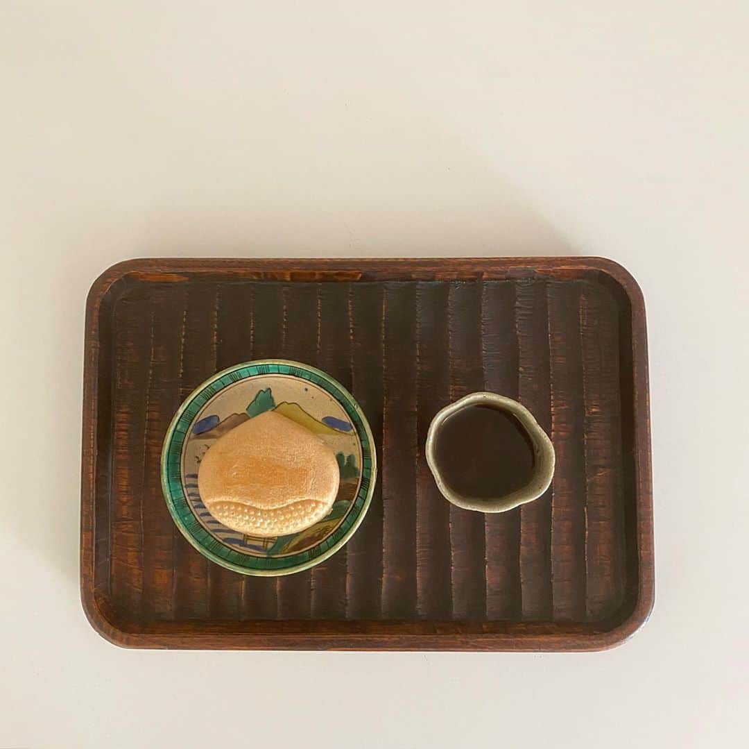 伊藤まさこのインスタグラム：「今年の栗はじめは岬屋の栗羊羹。その後、中津川・七福の栗おはぎ、すやと、川上屋の栗きんとん・・・・途中途中に洋ものモンブランなどをはさみつつ、先週、小布施・松仙堂の栗最中で多分おしまい(虎屋の栗粉餅は食べ逃しました)。今年の秋、京都に行くのは(いつもは、くりやで買っているんだけど賞味期限がその日中)無理だなぁ食べられないなぁと諦めていた栗おはぎでしたが、中津川の取材先で買い、その足で我が家に運んでくれた友よ、ありがとう🌰#masakooyatsumemo」