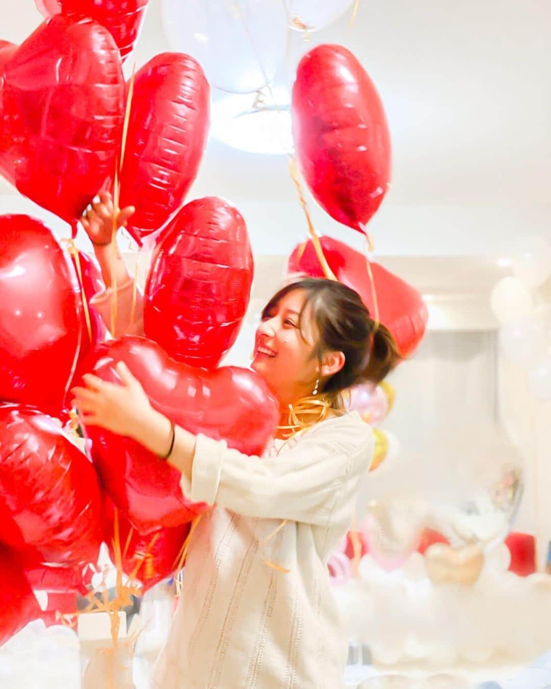 岡田彩花のインスタグラム：「. 「 はっぴーばーすでー の そのあと。」  #birthday #birthdaygirl #heart #balloon  ----------  沢山のお祝いのコメントを、本当に本当にありがとうございます💗😭  事務所にもプレゼントが届いてとっても嬉しいです🥺💕  引き続き11/18~11/23の本番に向けて、舞台稽古頑張りたいと思います✨✨✨  チケット情報についてはTwitterをチェックしてください🙇‍♀️💕  ----------  そしてこの度、岡田彩花は カメラマンのチヒロ(@chihiro_fujimophoto)さんと…  写真集を出したいと思います!!  それにつきまして写真集の内容には、皆様のリクエストを盛り込みたいと思っています✨🐳  故に、やって欲しいポージングやシチュ、着て欲しい服etc...  ↓コメントで随時募集!!💠 . . 正直そんな予算はありません故に…  着て欲しい服や使って欲しい小物を事務所まで贈ってくれてもいいんだよ💗🥺  そんな猛者がいる場合は  〒107-0052 東京都港区赤坂7-10-17フォンテ赤坂ビル3階 シグマ・セブンフェイス  まで是非に🙇‍♀️  必ず着る・使うというお約束は出来ませんが予めご了承くだちい🤣 . . 今のところ考えているのは  ◆1日デートを切り取る ◇妄想と現実の混在 ◆彼Tシャツ・彼Yシャツ着用 ◇網タイツ ◆服を脱ぐor着る過程 ◇すっぴんからのメイク完成の過程 ◆料理してみる  とか🤔笑  実際に動き始めるのは舞台が終わったあとになります🌟🙇‍♀️  制作過程とかも小出しにしていこうかなと！  ----------  なにとぞご協力のほど、よろしくお願い致しますー💗🥺 . . . #写真集 #妄想ストーリー #妄想 #デート #デート #彼シャツ #ヘアメイク #リクエスト募集中 #バルーン #ハート#ポニーテール #デビル #devil #コスプレ #お団子ヘア #お団子アレンジ #笑顔が一番 #笑顔が人を幸せにする #笑顔が可愛い #笑顔が素敵 #岡田彩花 #あやかんぬ #ayakaokada #シグマセブンフェイス #シグマセブン #女優 #タレント」