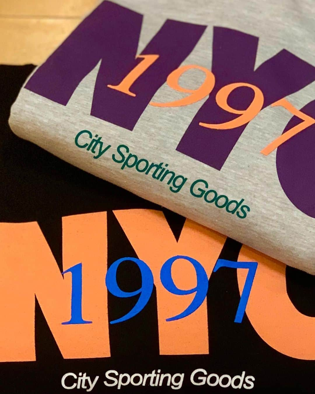 GROW AROUNDさんのインスタグラム写真 - (GROW AROUNDInstagram)「#growaroundnewarrivals  Only NY🗽 NYC Track Crewneck🏃‍♂️ Only NY 2020 FALL/WINTER入荷してます👍」11月9日 17時38分 - growaround