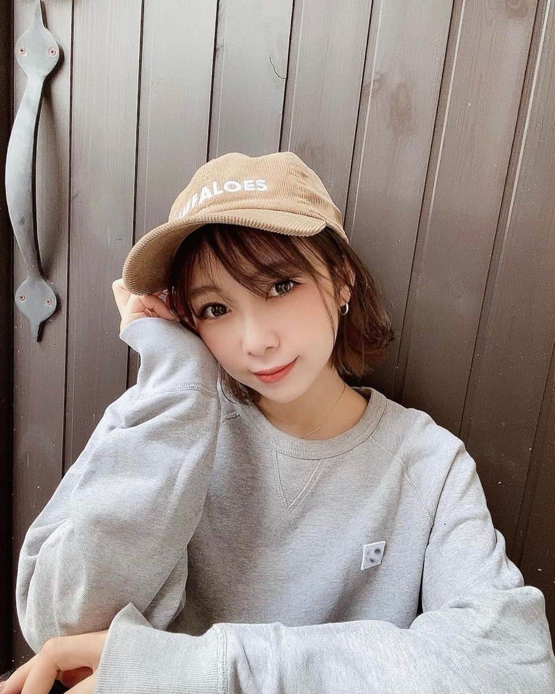 MIYUのインスタグラム：「皆様のコメントが温かい☺︎︎﻿ 外は寒いですが、心はほっこりしてます🍠﻿ ﻿ ﻿ ﻿ ﻿ Buffaloesコーデュロイキャップ﻿ GETしました〜∠(　˙-˙ )／✨﻿ ﻿ ﻿ バファローズの帽子がほしくて﻿ やっもGETできたので幸せです〜🥰﻿ 沢山かぶろうと思います✨﻿ ﻿ ﻿ ﻿ ﻿ ﻿ ﻿ #オリックス #Bs2020 #BsGirls #オリ姫﻿ #野球 #プロ野球 #オリックスバファローズ #超革新系﻿ #野球女子　#野球好き　#京セラドーム大阪　﻿ #ほっともっとフィールド神戸﻿ #コーデュロイ #キャップ　#キャップ女子﻿ #baseball #ORIX #Buffaloes #BINNOVATION﻿ #MIYU #miyu_337  #🐼 ﻿」