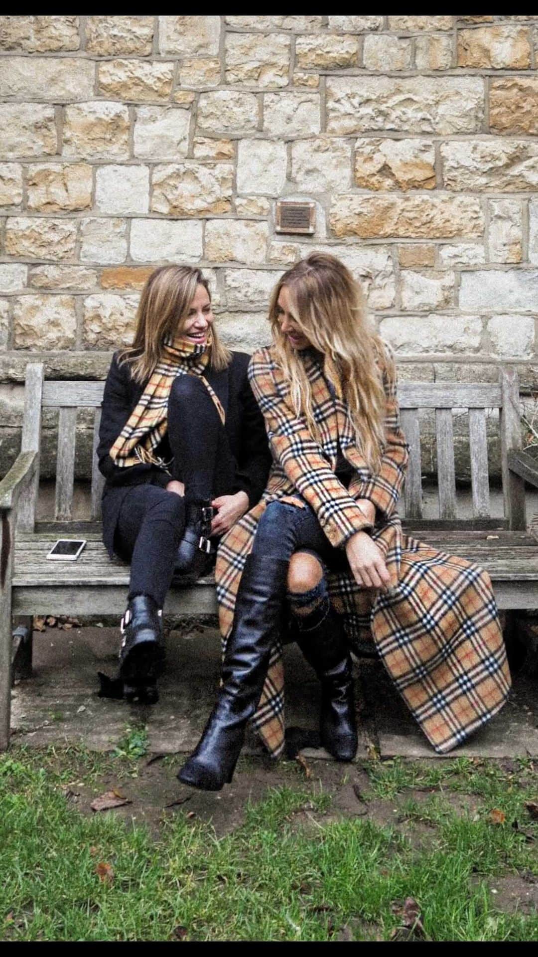 ルー・ティーズデールのインスタグラム：「I wanted to post this performance today for Caroline. She loved it so much would make us watch it over and over right to the end til we were both in tears. I hated it, it was too sad... but I would just get in the moment with her and get to the end again so she knew I could hear what she was trying to say. Listen to it every day since she left, can’t stop. Happy birthday angel. I miss you 🤍 - @ddlovato “Anyone” x」