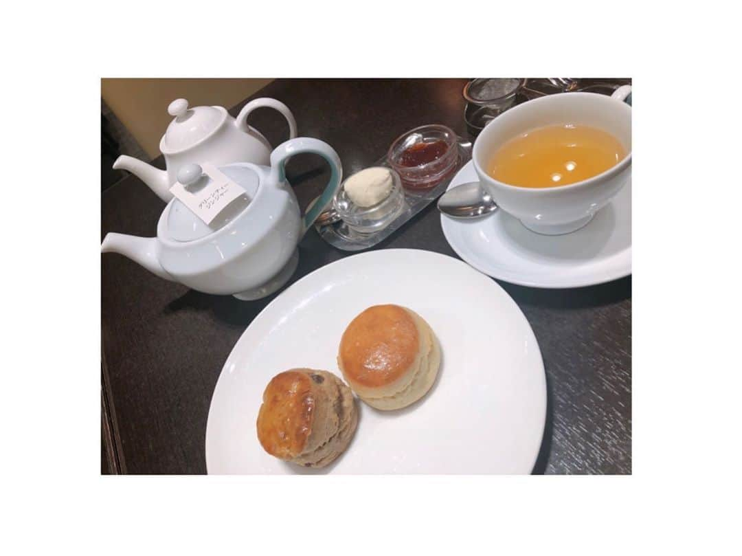 城華阿月さんのインスタグラム写真 - (城華阿月Instagram)「#とある日の晩ご飯  #プレーン　と#マロン 足りるわけないので🤪 追加に#紅茶のスコーン お持ち帰りに #ジュリスティールーム の #ケーキ　も🍰 #ロンドン　で食べたスコーン懐かしい 毎日10個ぐらいずつ食べてたな😋 #甘々　 #365日朝昼晩スイーツ インスリンが異常🤪 #幸せ　だから良しとしよ👍 あ！今週末は蟹コースだ🦀 ぐふふふふふふふ🥳 @fortnums  #juristearooms  #スコーン #日本橋三越 #スイーツデ部」11月9日 17時40分 - azuki__joka