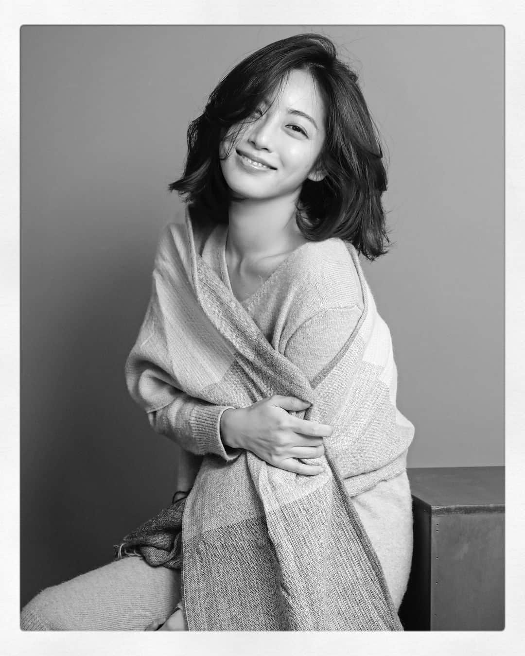 パン・ソヨンのインスタグラム：「. 셀프사진관 첫 방문  어릴때는 웃는걸 어색해 했어서 잘 웃는 어른이 되고 싶었는데  이제는 다른 사람을 웃길 수 있는 사람이 되고 싶어요   #포토치즈 #셀프사진관 #가로수길#가로수길셀프사진관」