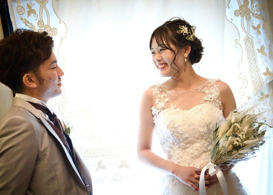 スマ婚/オフィシャルアカウントのインスタグラム：「@smakon_official  #お支度ショット は結婚式でおさえておきたい撮影シーン📸✨  ちょっぴり緊張気味だったり💭 これからの1日を想像してワクワクしていたり💓  お支度シーンだからこそ撮影できる表情は 新郎新婦さまによってもさまざまです✨  撮り逃しのないように#撮影指示書 を📝 貴重な一瞬を逃さずに、カメラマンがしっかりと 撮影させていただきます😉💡  －－－－－－－－－－－－－－－－－－ ＼#スマ婚レポ 紹介中📢／ スマ婚でご結婚式を挙げられた新郎新婦さまの ご結婚式当日の雰囲気やブーケ・ケーキといった ウェディングアイテムを#スマ婚レポ として ご紹介してまいります📋 これまでのスマ婚レポ は @smakon_official よりご覧ください🕊 －－－－－－－－－－－－－－－－－－  #スマ婚 #結婚式 #プレ花嫁 #式場探し #式場迷子 #ブライダル #プレ花嫁準備 #結婚式準備 #披露宴演出 #結婚式場選び #プレ花嫁さんと繋がりたい #全国の花嫁さんと繋がりたい #2020秋婚 #2020冬婚 #2021春婚 #2021夏婚 #2021秋婚 #関東花嫁 #東海花嫁 #関西花嫁 #スマ婚花嫁 #スマ婚レポ #卒花嫁レポ #結婚式準備レポ #卒花レポ #ウェディング #お支度シーン #撮影指示書 #ウェディングドレス」