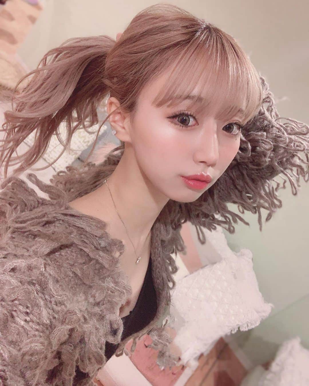 川谷花音のインスタグラム：「やっほー 今日は撮影でした📸 手でポニーテールしてみた、どお？🐸 DMは事務所管理で返信出来なくて、、、 でも皆んなとお話ししたくて最近コメント返信してるよ🍑ハマってるん🍑 コメントかも〜んっ！ #02 #jd #女子大生 #今日のコーデ #今日のメイク #撮影」