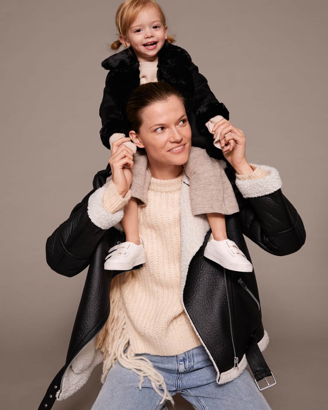MANGOさんのインスタグラム写真 - (MANGOInstagram)「GIFT GUIDE • It’s time to start looking for the perfect gift! @kasiastruss and her daughter Alice have already found it in our special selection. Discover it at mango.com⁣ #MangoCollection #MangoKids」11月9日 17時47分 - mango