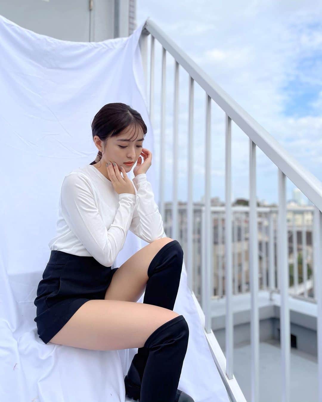 斉藤瑞季のインスタグラム：「作品撮りモデルさせて頂きました！ 最近はずっと天気が良くて 撮影日和だなっ。 完成楽しみ〜❣️  @uzawakane  @nari_yuuna」