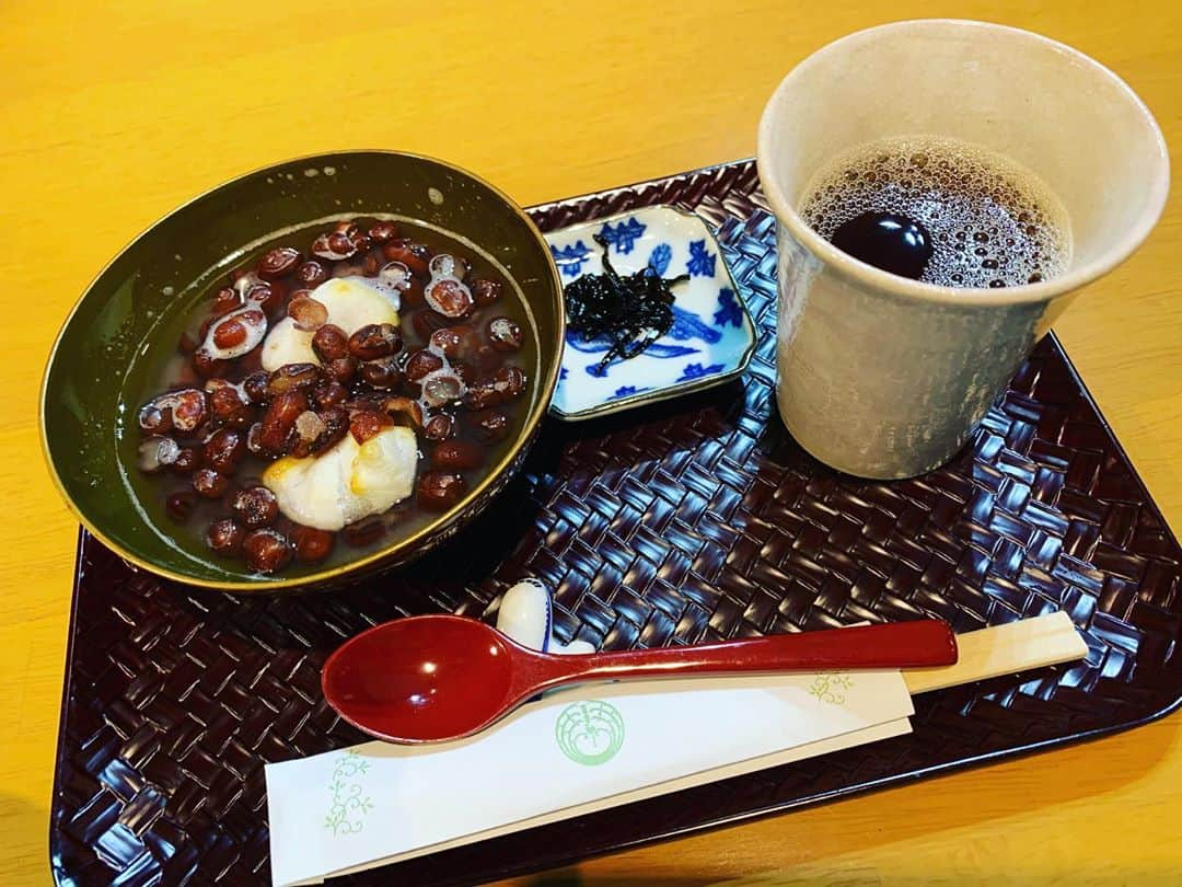 丸山桂里奈さんのインスタグラム写真 - (丸山桂里奈Instagram)「昨日、山口の宇部空港でとても素敵なおもてなしを受けました🙇🖐 おいしいぜんざいに、優しいお心をいただきました😄😍❤️⤴︎ ゾノさんとマネージャーさんと4人で癒され、帰りの飛行機は大爆睡でした🤷‍♀️ 人の温かみに触れると、脳みそも関節も元気になりますよね❤️🍜🐈👅🎵  #山口 #宇部空港 #甘味処 #最高なおもてなし #美味しかった #ぜんざい #あずきは心を丸にします #ごちそうさまでした #いい意味で #インスタバエ」11月9日 17時48分 - karinamaruyama