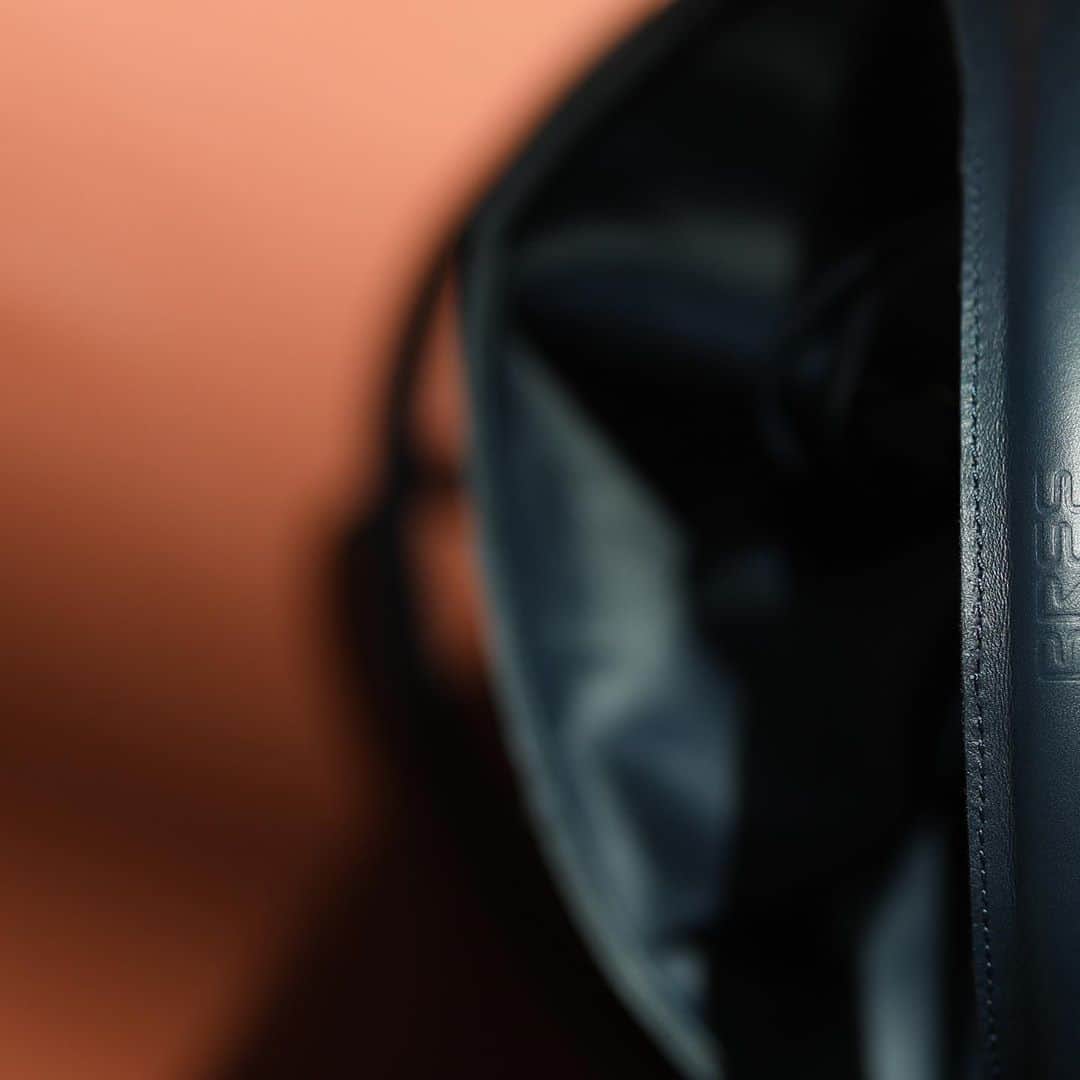 のインスタグラム：「Our OBRA bucket bag in different colors now available on bree.com  . . .  Photo by @fabianlueck   #breesince1970 #madetomakeadifference #autumnwinter2020 #handbags #leatherbags #purequality #purefashion #sustainablefashion」