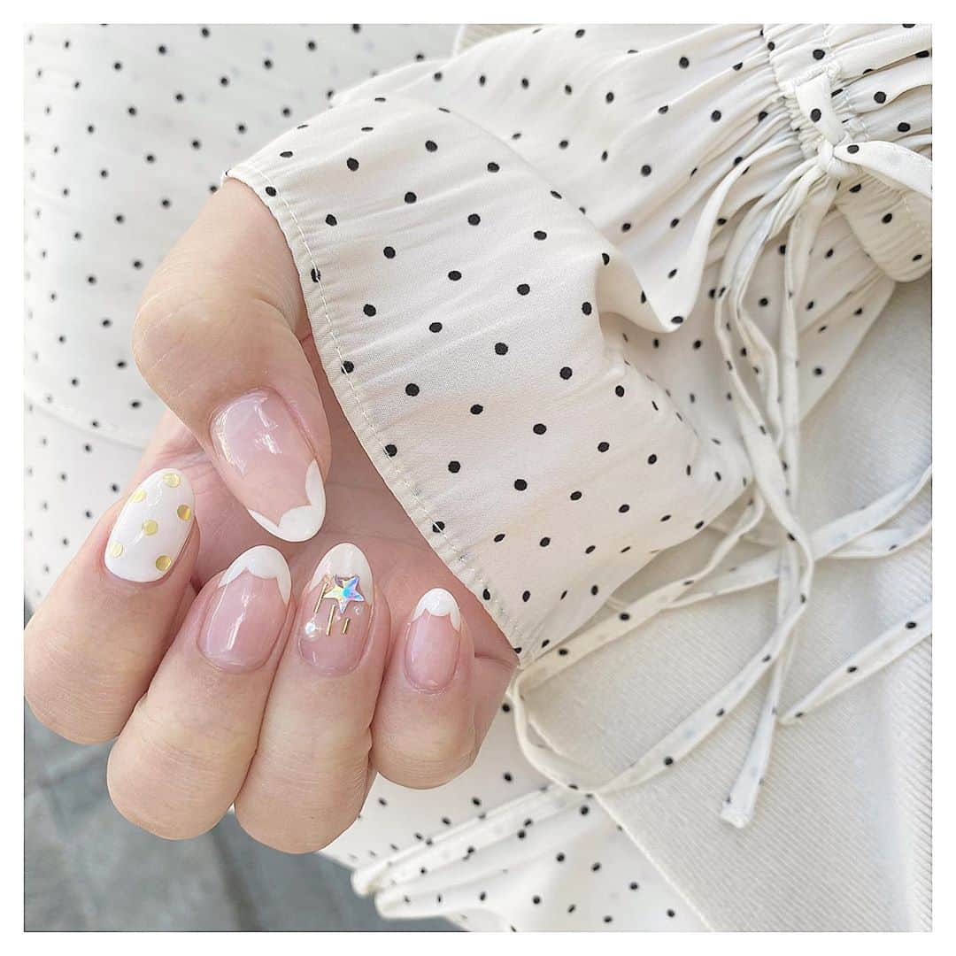 清家麻里奈さんのインスタグラム写真 - (清家麻里奈Instagram)「New Nail💅✨今回も　@cherish_nail さんで可愛いくしてもらったよ🙆‍♀️💗11月は舞台の本番があるのでどの衣装を着ても馴染むようにホワイトを使った可愛いデザイン💕周りからの評価も安定に良く今回もお気に入りです😊✨  #ネイル　#💅　#nail #三宮nail #三宮ネイル　#チェリッシュ　#cherish」11月9日 17時50分 - marinas20819