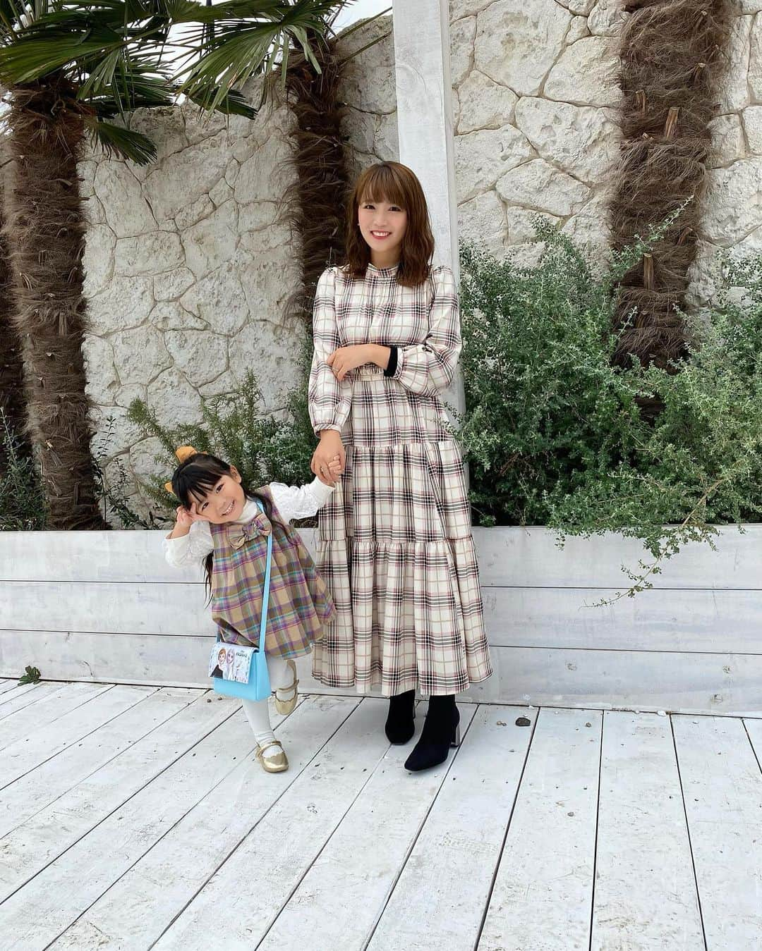 河内麻沙美さんのインスタグラム写真 - (河内麻沙美Instagram)「#親子リンクコーデ 👩‍👧 ． ． 新しいワンピースを着て、ルンルンのお出かけ日❤️ 初おろしの @queenscourt_official のワンピース着たよ❤️ チェック柄でLILIと#リンクコーデ ✨ チェック柄も可愛いし、形もすごく綺麗だから、ここの可愛い場所で写真撮りたかったの🥰 このワンピース着たら美脚になったよ🥺💗足が長く見える🥺 ． この日は友達みんなでBBQしたの😊🙌 @the.bbqbeach.toyosu 最高のロケーション🥰🥰🥰 手ぶらで行けて、美味しくて、可愛くて、とにかく最高だった❤️ 子供が遊べる砂場もあったり、ステージがあってパフォーマンスしてたり、子供も飽きずにずっと楽しそうにしてたよ💕 フォトスポットもたくさん🙆🏻‍♀️✨ 私もすごく気分転換になって、最高に楽しかった😍‼️ ． @j.lounge_official  #QUEENSCOURT#jlounge_style#ワンピース#ママライフカメラ#BBQ#バーベキュー#豊洲#ママと娘#mamagirl#チェックコーデ#ママコーデ#ママファッション#ワンピース#ワンピースコーデ#子連れ#子連れお出かけ#子連れBBQ#いこーよ#いこーよおでかけ部#フォトスポット#ファッション#BBQ場#thebbqbeach#手ぶらでbbq#都内バーベキュー#手ぶらbbq」11月9日 17時52分 - masamikouchi