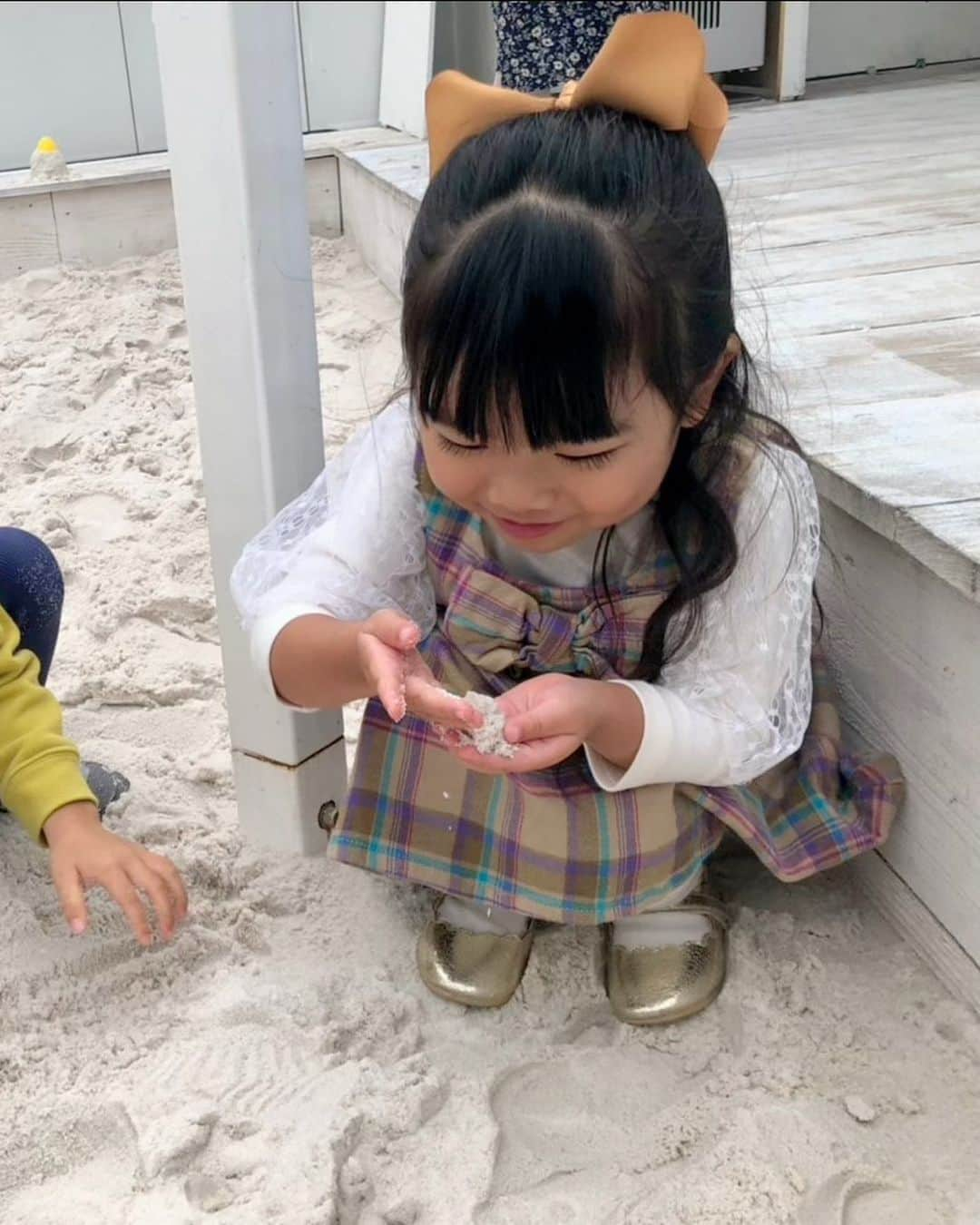 河内麻沙美さんのインスタグラム写真 - (河内麻沙美Instagram)「#親子リンクコーデ 👩‍👧 ． ． 新しいワンピースを着て、ルンルンのお出かけ日❤️ 初おろしの @queenscourt_official のワンピース着たよ❤️ チェック柄でLILIと#リンクコーデ ✨ チェック柄も可愛いし、形もすごく綺麗だから、ここの可愛い場所で写真撮りたかったの🥰 このワンピース着たら美脚になったよ🥺💗足が長く見える🥺 ． この日は友達みんなでBBQしたの😊🙌 @the.bbqbeach.toyosu 最高のロケーション🥰🥰🥰 手ぶらで行けて、美味しくて、可愛くて、とにかく最高だった❤️ 子供が遊べる砂場もあったり、ステージがあってパフォーマンスしてたり、子供も飽きずにずっと楽しそうにしてたよ💕 フォトスポットもたくさん🙆🏻‍♀️✨ 私もすごく気分転換になって、最高に楽しかった😍‼️ ． @j.lounge_official  #QUEENSCOURT#jlounge_style#ワンピース#ママライフカメラ#BBQ#バーベキュー#豊洲#ママと娘#mamagirl#チェックコーデ#ママコーデ#ママファッション#ワンピース#ワンピースコーデ#子連れ#子連れお出かけ#子連れBBQ#いこーよ#いこーよおでかけ部#フォトスポット#ファッション#BBQ場#thebbqbeach#手ぶらでbbq#都内バーベキュー#手ぶらbbq」11月9日 17時52分 - masamikouchi