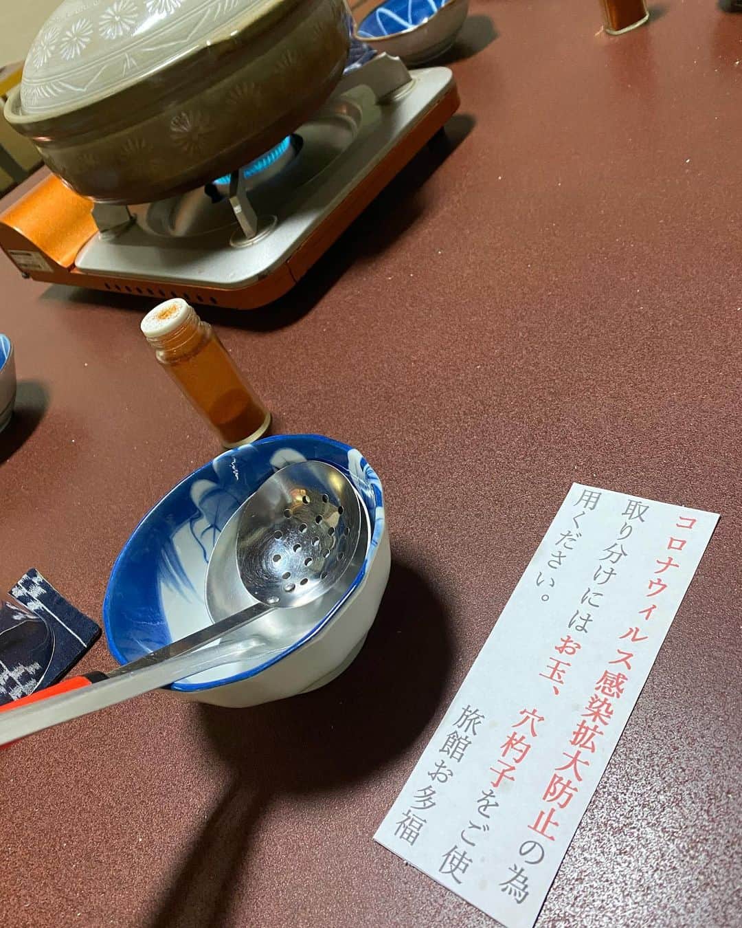 旅館 お多福のインスタグラム：「旅館お多福ではコロナ対策として以前から前日個室にてご案内をさせて頂いております。 入館時のアルコール消毒、検温にもご協力お願い致します。 お鍋の取り分けにお玉、穴杓子御用意させていただいておりますのでそちらをお使い下さい。 宜しくお願い致します。 #岡山 #津山 #okayama #tsuyama #旅館 #鍋 #雉鍋 #キジ鍋 #ケンケン鍋 #そずり鍋 #黒豚しゃぶしゃぶ #出汁しゃぶ #お多福 #旅館お多福 #旅館deご飯 #旅館de宴会 #旅館gaえんじゃ #城下町 #津山城 #城下の宿 #コロナ対策 #全室個室」