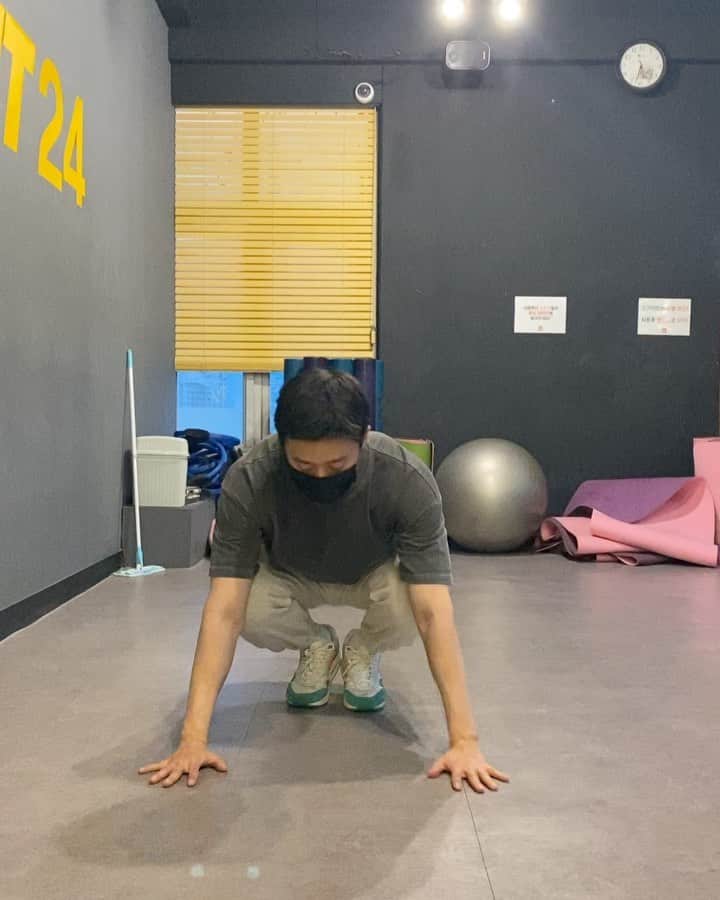 ハン・ジェソクのインスタグラム：「1일차(11월 9일 월요일)   사람들이 자살하도록 유도하는 PTSD (외상 후 스트레스 장애), 불안 및 우울증과 같은 것에 대한 인식을 높이기 위해 25일 동안 25개의 푸시 업을 하라는데요.  항상 운동을 도와주며 저의 절친한 동생이 된 조동현 @cho.d.h_ 님이 지명하셨습니다.  이렇게 함으로써 PTSD (외상 후 스트레스 장애), 불안 및 우울증으로 고통받는 모든 사람들을 이해하고, 가능한 한 많은 분들께 다가가고 함께 고민하고 도와주기를 바랍니다.   당신은 혼자가 아니며 우리는 당신을 위해 여기 있습니다.   규칙은 간단합니다.   * 지명되면 25일은 다음날부터 시작됩니다.   * 매일 무릎을 꿇어야 하더라도 25번의    팔 굽혀 펴기를하는 자신을 기록합니다.   제가 지명할 인원은 미래가 기대되는 배우이자 제 친구인 김승현님 @ha_minjun1210 그리고 제 스타일리스트이자 중학교시절부터 친구인 김성덕님 @__xxdkxx__ 지명합니다.( 함께하자👍)  게시 및 수락 하는데 24시간이 있습니다.」