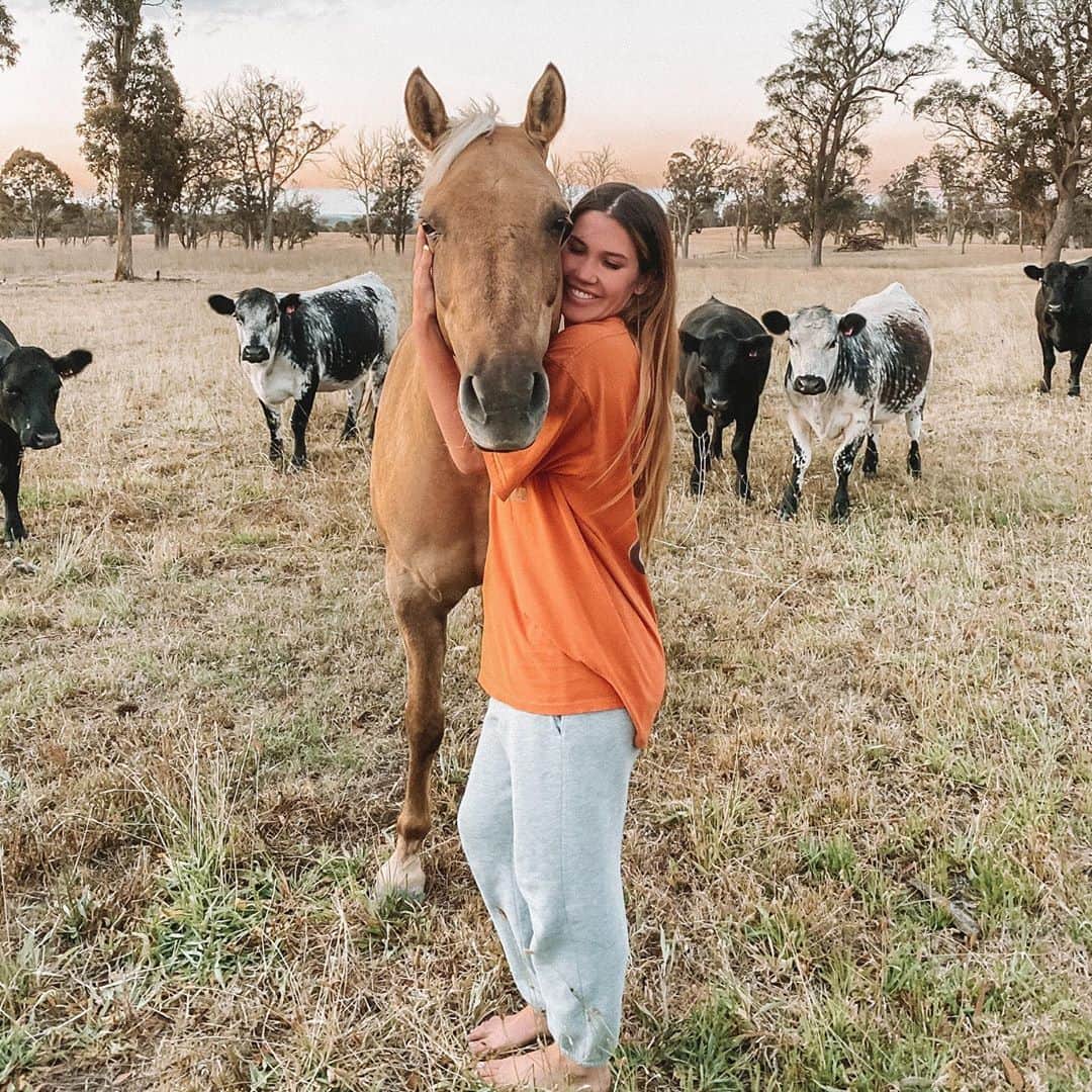 シャルロッテ・キャスリックのインスタグラム：「Goodbye cuddles 🥰」