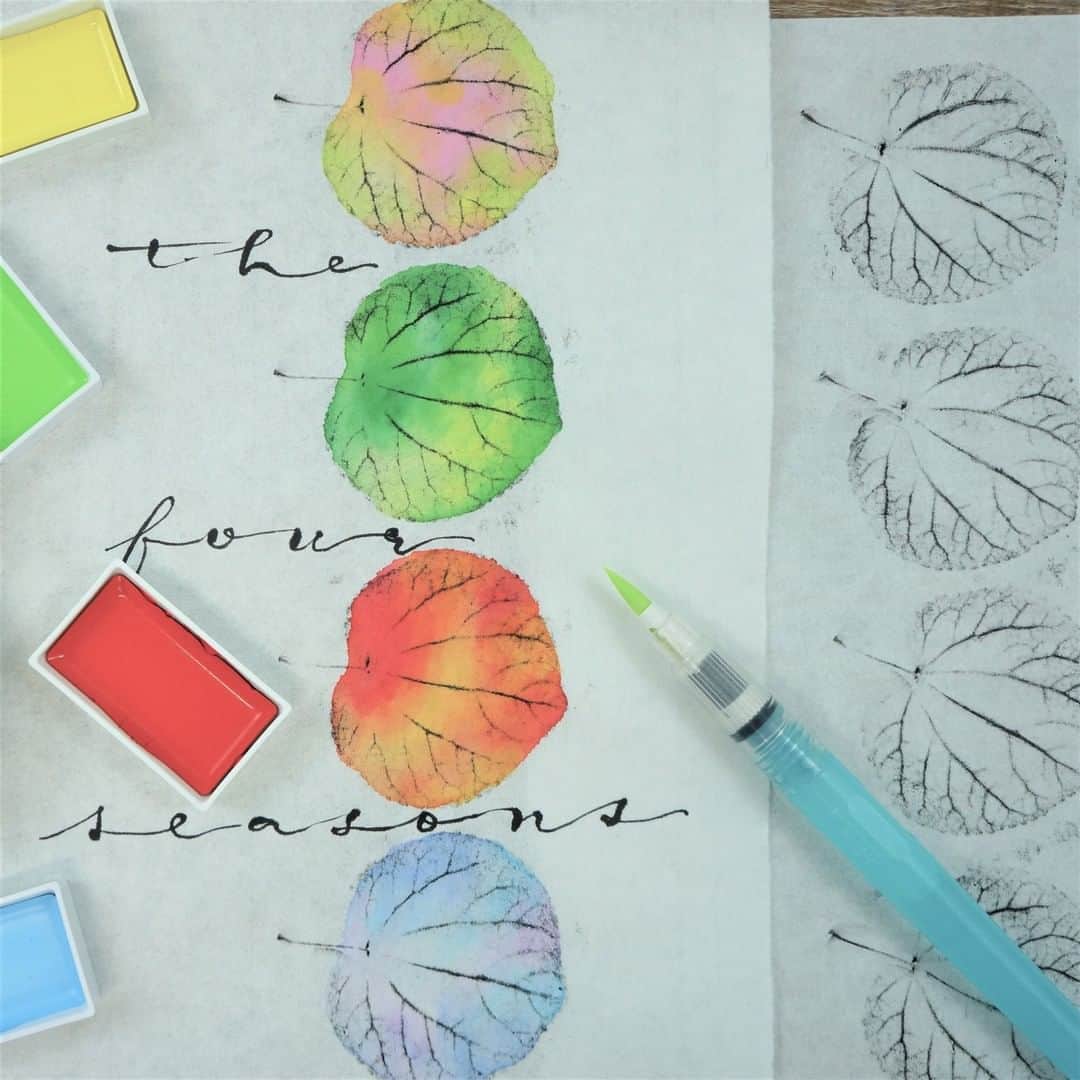 Kuretakeさんのインスタグラム写真 - (KuretakeInstagram)「つりがね墨で楽しむフロッタージュ🍂  フロッタージュでは、彩色や材質によってさまざまな味を簡単に表現できます🎨 落ち葉やコインはもちろん、レースやボタン、リボンの模様など あなただけの思い出のアートを作ってみて下さい🌷  What kind of materials do you want to use for flottage? 🍁👣👗💐🥄  ◇product ・拓本墨つりがね  (TAKUHONZUMI　TSURIGANE) ※domestic only ・呉竹顔彩耽美 　　(Kuretake GANSAI TAMBI) ・呉竹フィス水筆ぺん  (WATERCOLOR SYSTEM BRUSH2O )  #kuretake #呉竹 #gansaitambi #kuretakewatercolor  #顔彩耽美 #水筆ぺん #zigmangaka  #watercolorpainting #watercolor_art #watercolouring #watercolor_daily  #outdoorsketching #outdoorpainting #フロッタージュ　#釣り鐘墨 #つりがね墨　#干拓　#落ち葉　#コイン　#おうち時間」11月9日 18時00分 - kuretakejapan