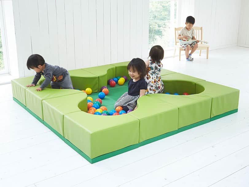 FLYMEeさんのインスタグラム写真 - (FLYMEeInstagram)「日本最大級の家具・インテリア通販サイト【 FLYMEe 】⁣ ⁣ 今回は【子供部屋・キッズルーム】の商品をご紹介します。⁣ ⁣ キッズらしいカラフルでポップな色使いや動物モチーフをはじめ、インテリアに合わせやすいシンプルでナチュナルな天然木の家具まで、様々な種類の商品を取り揃えています。さらに、ホームユースのキッズ家具だけでなく、お子様連れの多い店舗やクリニック、デパート、商業施設のキッズスペースなど、幅広いシーンでお使いいただける大型のサークルベンチやジム、マットなどのアイテムも多数ご用意しています。⁣ ⁣ 【商品詳細の見方】⁣ ①投稿画像をタップ⁣ ②表示される商品タグをタップ⁣ ③商品詳細ページへ⁣ ⁣ 日本最大級の家具・インテリア通販サイト【 FLYMEe 】⁣ @flymee_official フライミー で検索🔎⁣ ⁣ #FLYMEe ⁣ #フライミー #whiteinterior #すべり台 #キッズルーム #子ども部屋 #子供部屋インテリア #北欧デザイン #北欧インテリア #北欧家具 #こどものいる暮らし #こどもと暮らす #おうち遊び #キッズスペース #男の子 #女の子 #ホワイトインテリア #シンプルデザイン #インテリアコーディネート #北欧ナチュラル #海外インテリア #海外インテリアに憧れる #海外デザイン #うちで過ごそう #おうち時間#リフォーム #リノベ #シンプルな暮らし #出産祝い #インテリア通販」11月9日 18時00分 - flymee_official
