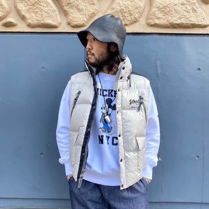 キャナルシティ博多のインスタグラム：「HOT STYLING from schott /ノースビル2F  キャナルで働く須賀さんが着こなす schottの最旬スタイリング。 1日の気温差が大きい今マネしたいスタイリングです。  →→『メンズの白ベスト』 HOT STYLING from schott /ノースビル2F  それぞれのアイテムはカジュアルなのに、クリーンな印象なのは合わせたベストが白色だから。寒暖差の大きいこの季節も快適に過ごせるダウンベストは、お気に入りの1着を選んで。  ベスト ¥30,000 スウェット ¥11,800 パンツ ¥14,000  STAFF: 須賀 →schottスタッフ。  次回のHOT STYLINGもお楽しみに！これまでの配信は #hotstyling_canalcity でご覧ください🍂  #canalcity #キャナルシティ #キャナルシティ博多 #博多 #福岡 #天神 #schott #ショット #アウター #メンズアウター #メンズコーデ #ダウン #ダウンベスト #ホワイトコーデ #usa #craftsmanship #クラフトマンシップ #ファッション #秋服 #冬服 #冬コーデ #schottjapan #ショットジャパン #ファッションの力を信じよう」