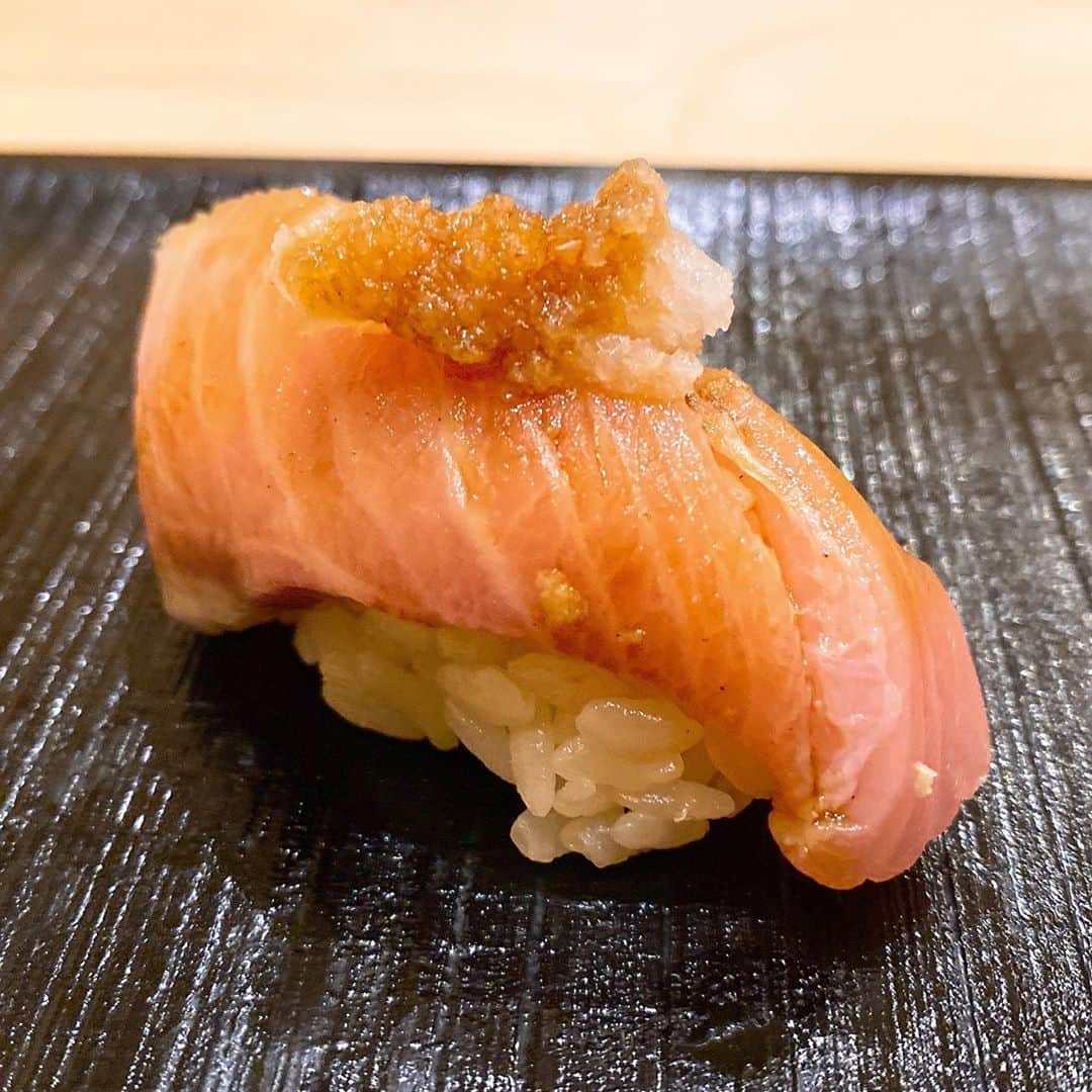 山岸久朗さんのインスタグラム写真 - (山岸久朗Instagram)「初訪問の「寿司処しん」さん、とっても素晴らしかった。翌日以降、複数の料理人さんに「しんに行ってやってくださったんですね」って礼を言われた。特に名を言わなかったのだが、なぜ僕やってわかったのだろう…？ #しん #寿司処 #寿司処しん #天六 #天神橋筋六丁目 #天六グルメ  #モーニングクロス出演まであと３日」11月9日 18時10分 - yamaben