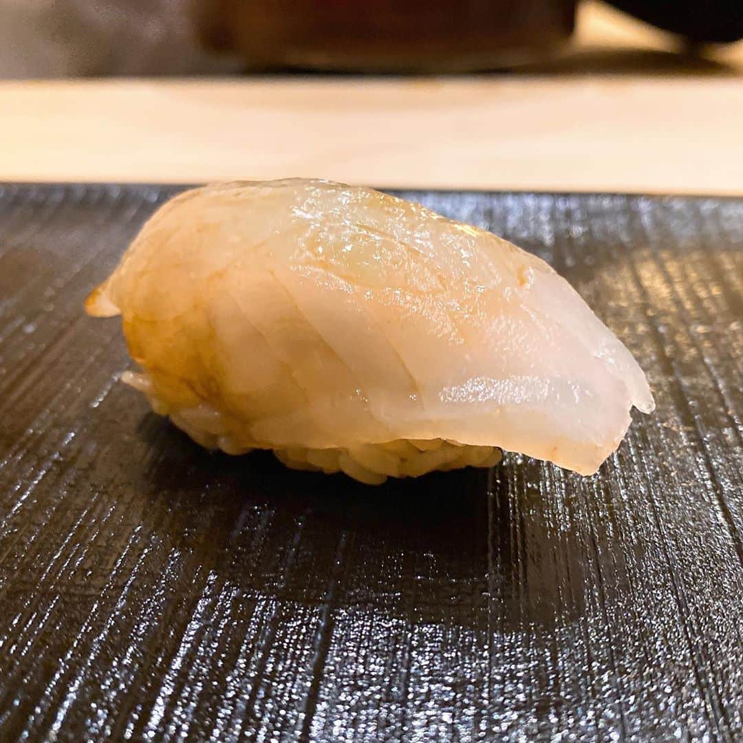 山岸久朗さんのインスタグラム写真 - (山岸久朗Instagram)「初訪問の「寿司処しん」さん、とっても素晴らしかった。翌日以降、複数の料理人さんに「しんに行ってやってくださったんですね」って礼を言われた。特に名を言わなかったのだが、なぜ僕やってわかったのだろう…？ #しん #寿司処 #寿司処しん #天六 #天神橋筋六丁目 #天六グルメ  #モーニングクロス出演まであと３日」11月9日 18時10分 - yamaben