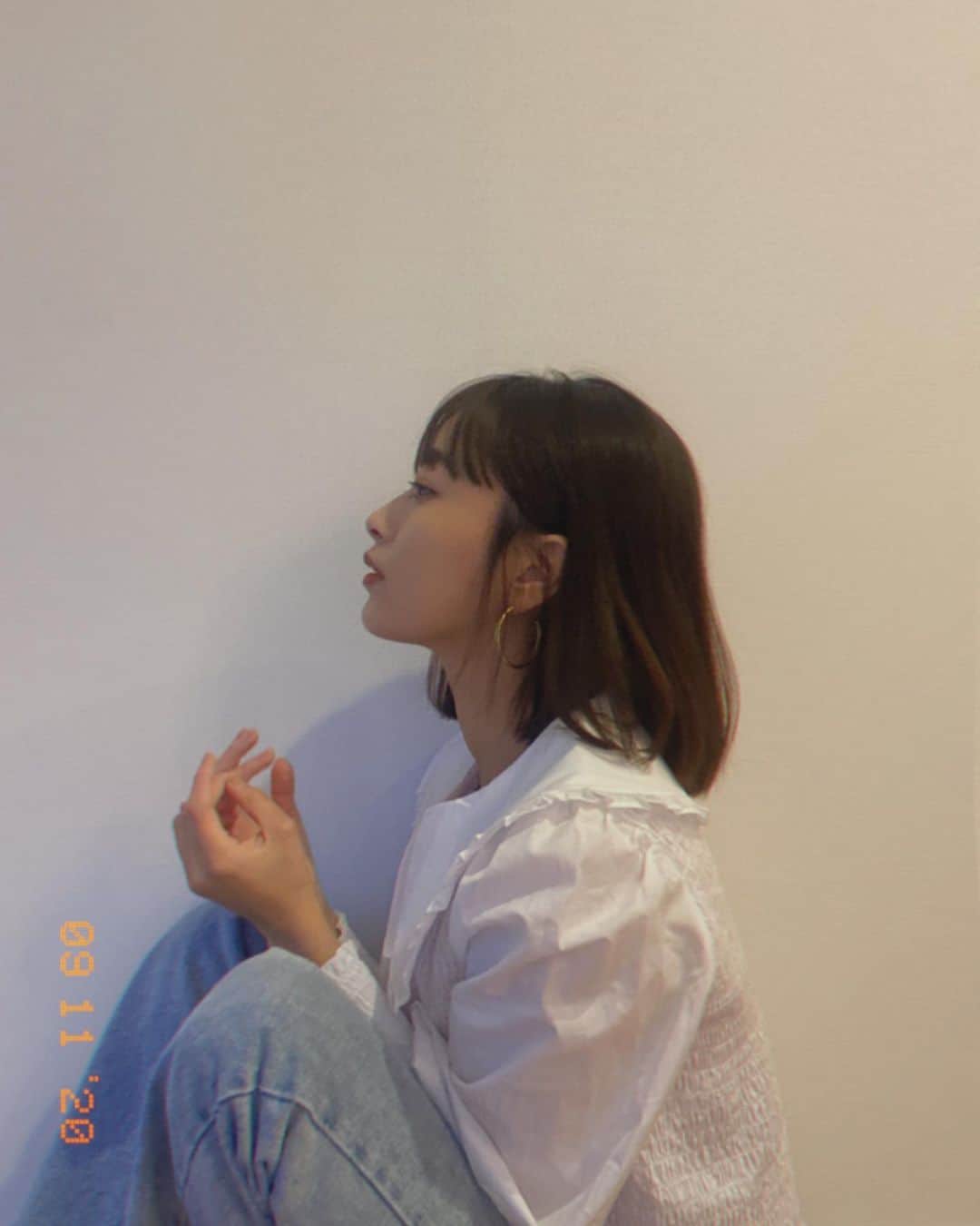 近藤千尋のインスタグラム：「ブラウスとデニムの組み合わせって 昔から大好きだ〜❤️ 撮影終わりにパシャリ📸 髪の毛伸ばすか切るか… また悩み出した今日この頃😪❤️ 今日のご飯はお鍋だから楽チン🍚💓」
