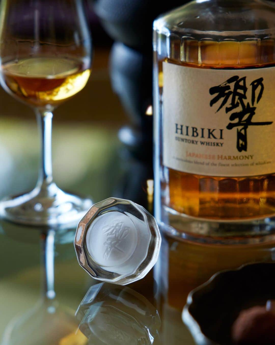 響 | SUNTORY WHISKY HIBIKIさんのインスタグラム写真 - (響 | SUNTORY WHISKY HIBIKIInstagram)「. HIBIKI TIME　～二十四節気・立冬～  細やかなカットを施した「響」ボトルが、移ろう時に呼応する The HIBIKI bottle design of delicate facets harmonizes with the slow passage of time.  #hibiki #響 #二十四節気 #24seasons #立冬 #ritto #鉄瓶 #ironkettle #ボトルキャップ #bottlecap #withnature」11月9日 18時03分 - suntorywhisky_hibiki