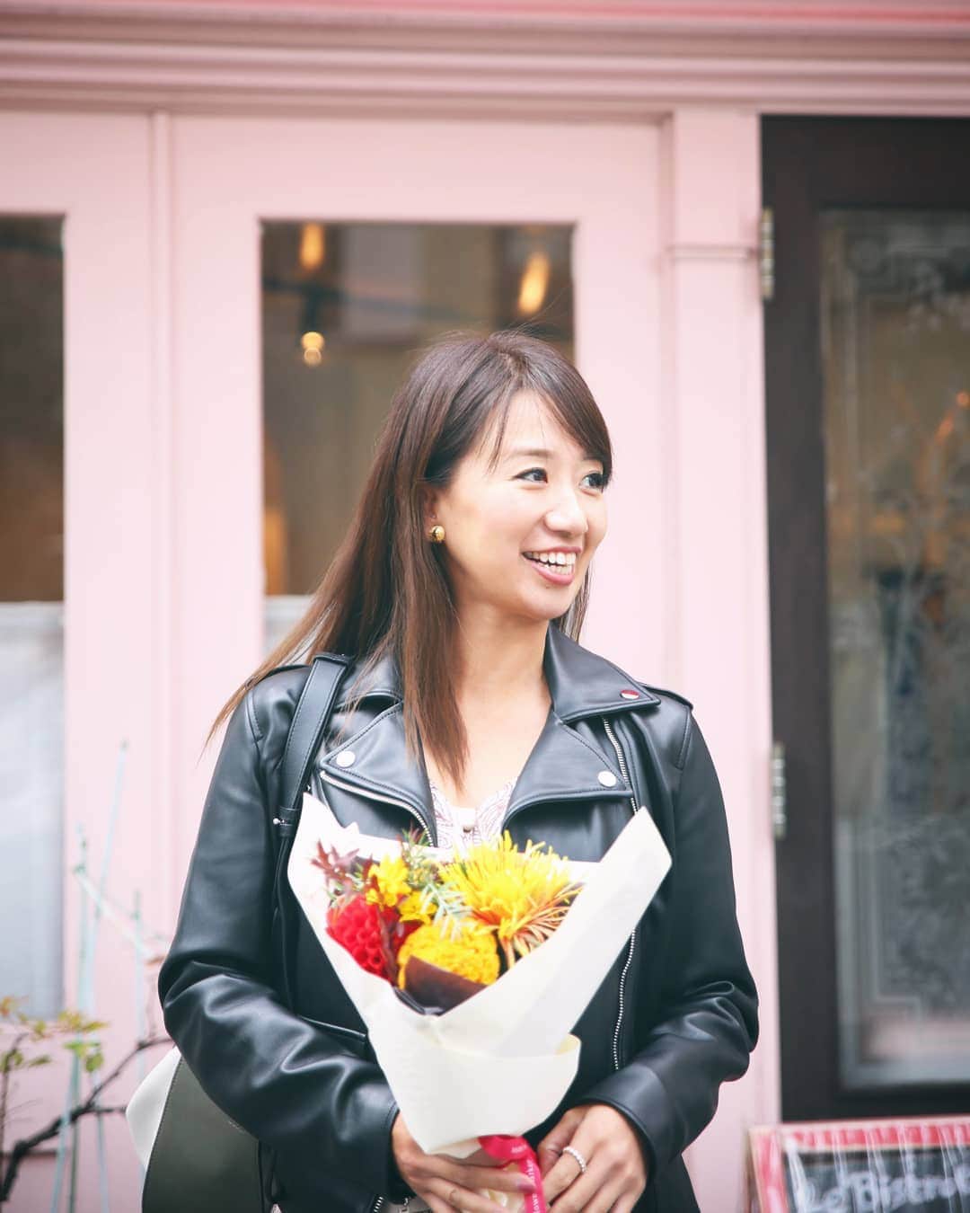 石井寛子のインスタグラム：「2020.10.30 #一日一幕   present for. . .   @juppy0622 💐  #ママカメラ #プレゼント #贈り物 #花のある暮らし #待ち合わせ #ファインダー越しの私の世界」