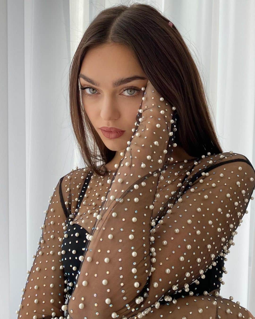 Zhenya Katavaのインスタグラム：「Фотосессия в домашних условиях...📸 Решила что нужно больше фото в ленту. Я не Стилист с большой буквы, но считаю, что вкус у меня есть. Чтобы им с вами делиться, нужен человек, который будет меня фотографировать (хорошо Сашка в гости зашла @aleksa.tsa ) Поэтому думаю о создании команды), так как в ближайшее время 🦠 мои рабочие поездки снова отменяются.」